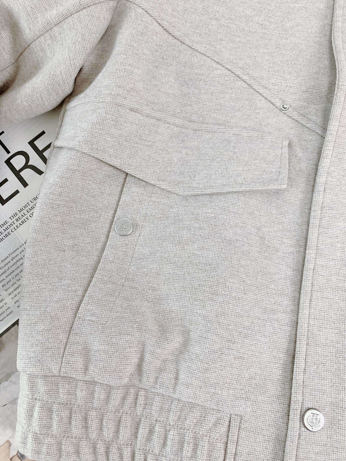 LoroPiana L.P FW秋冬新品 当羊绒基因邂逅经典夹克廓形,奢适体验便有了具象表达。甄选顶级羊