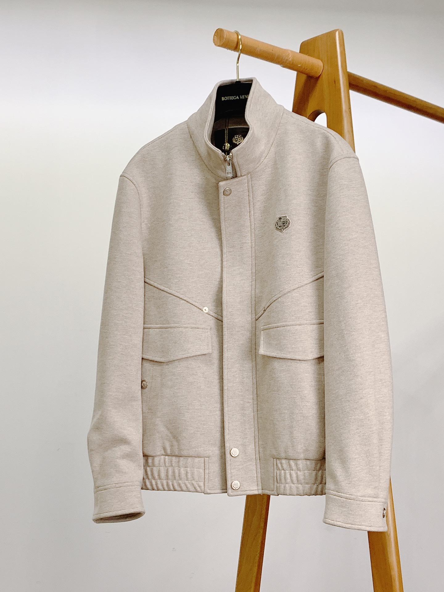 LoroPiana L.P FW秋冬新品 当羊绒基因邂逅经典夹克廓形,奢适体验便有了具象表达。甄选顶级羊