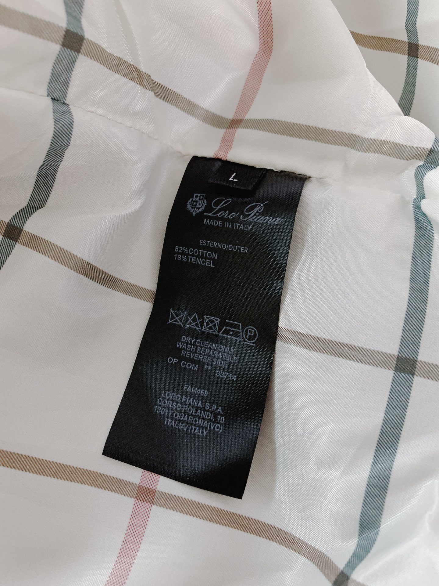 LoroPiana L.P FW秋冬新品 当羊绒基因邂逅经典夹克廓形,奢适体验便有了具象表达。甄选顶级羊