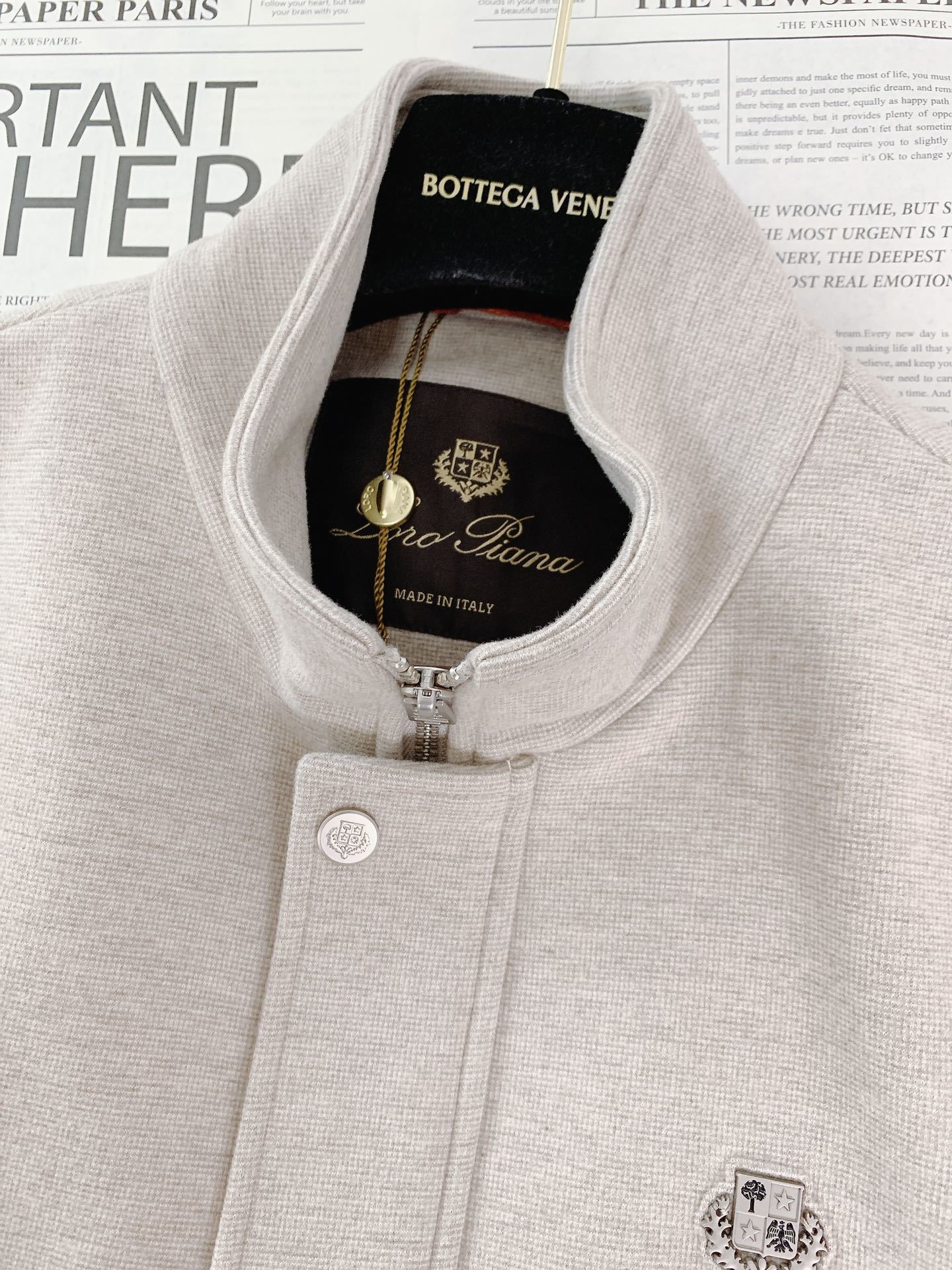 LoroPiana L.P FW秋冬新品 当羊绒基因邂逅经典夹克廓形,奢适体验便有了具象表达。甄选顶级羊