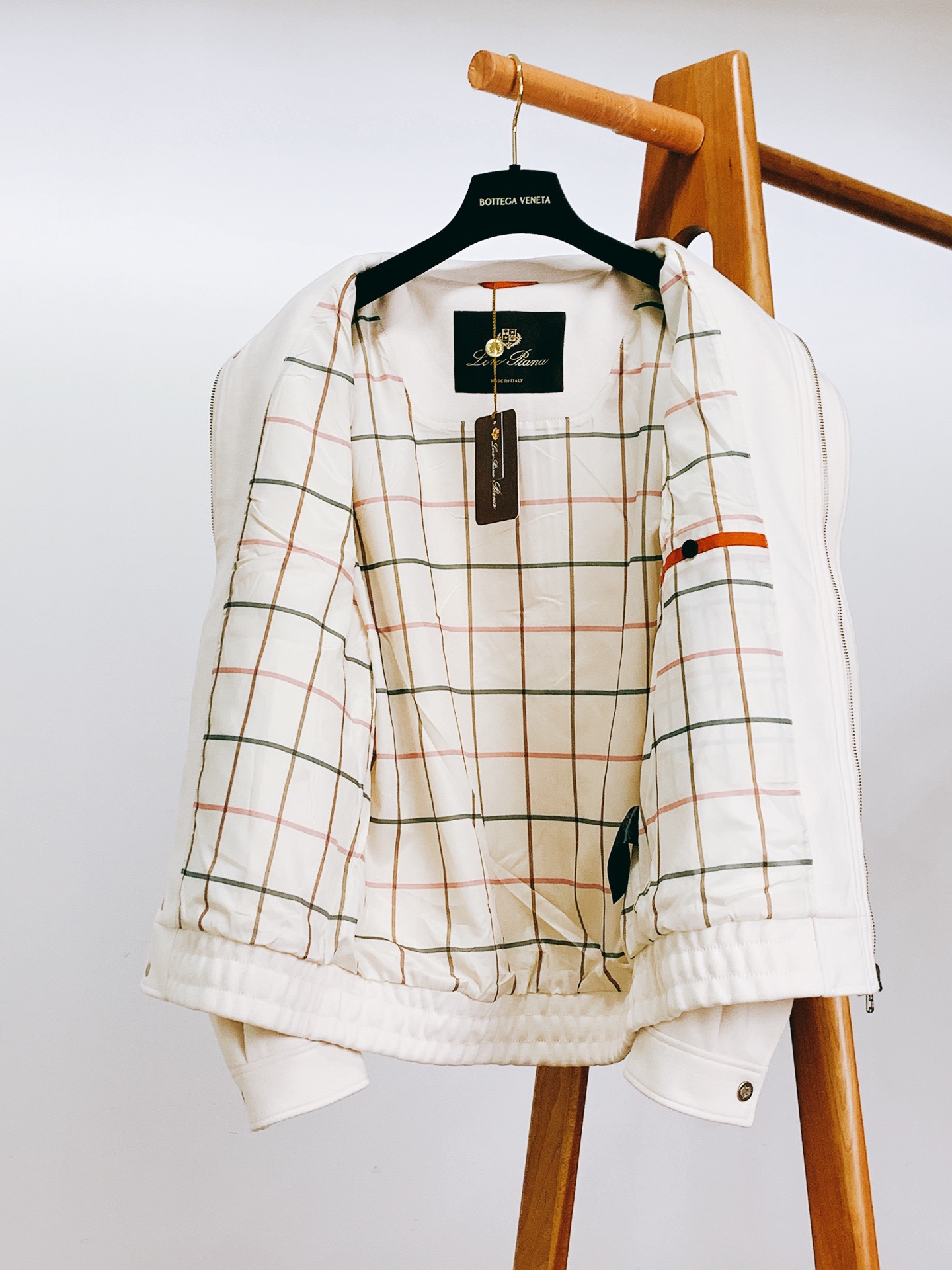 LoroPiana L.P FW秋冬新品 当羊绒基因邂逅经典夹克廓形，奢适体验便有了具象表达。甄选顶级羊