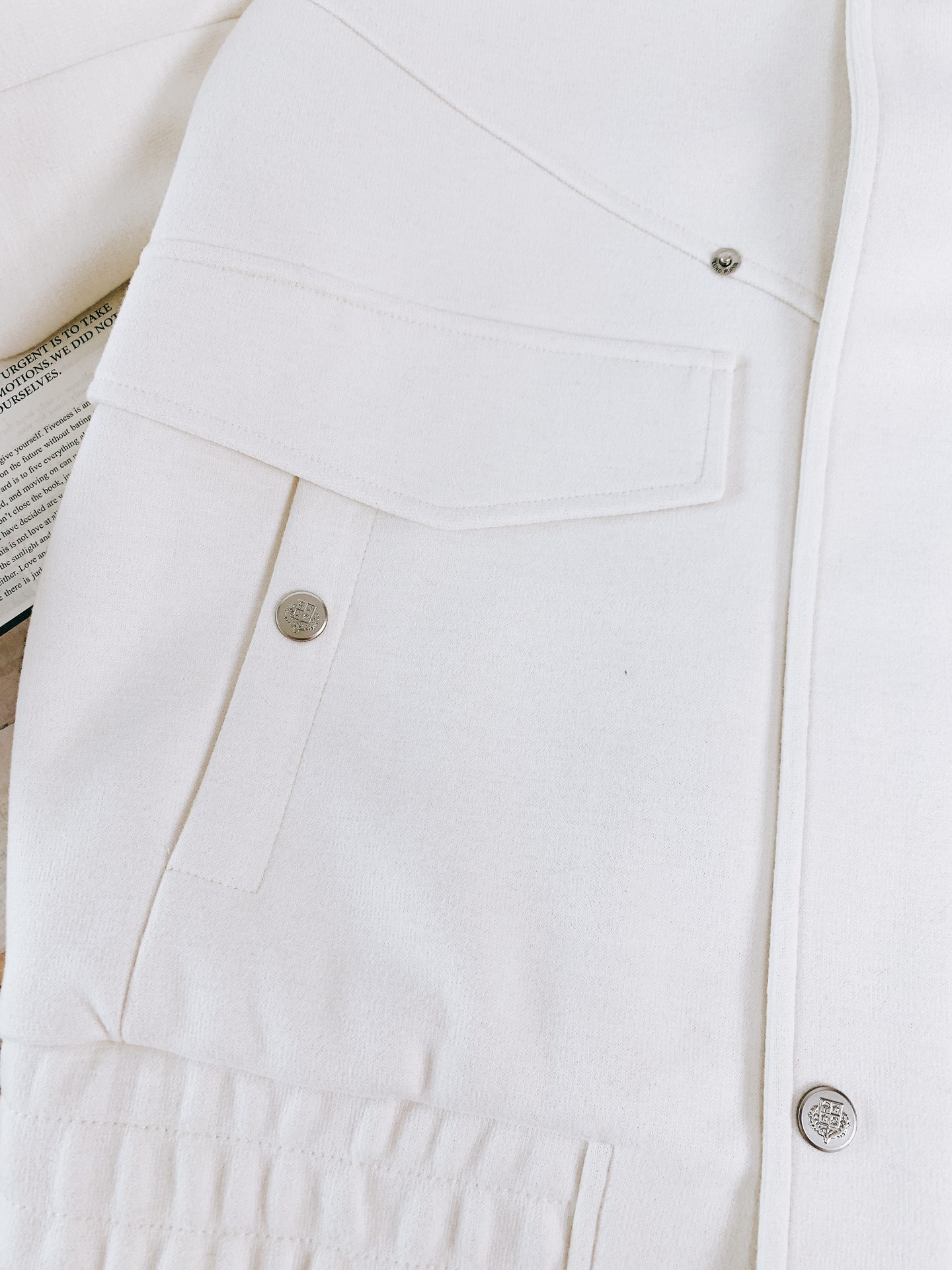 LoroPiana L.P FW秋冬新品 当羊绒基因邂逅经典夹克廓形，奢适体验便有了具象表达。甄选顶级羊