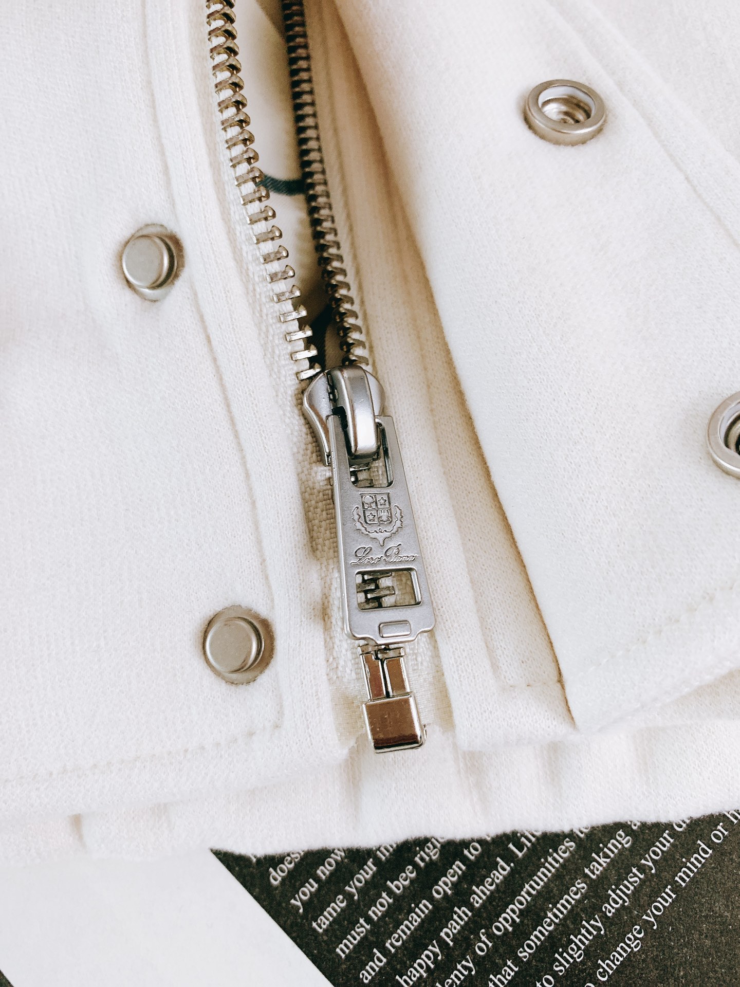 LoroPiana L.P FW秋冬新品 当羊绒基因邂逅经典夹克廓形，奢适体验便有了具象表达。甄选顶级羊