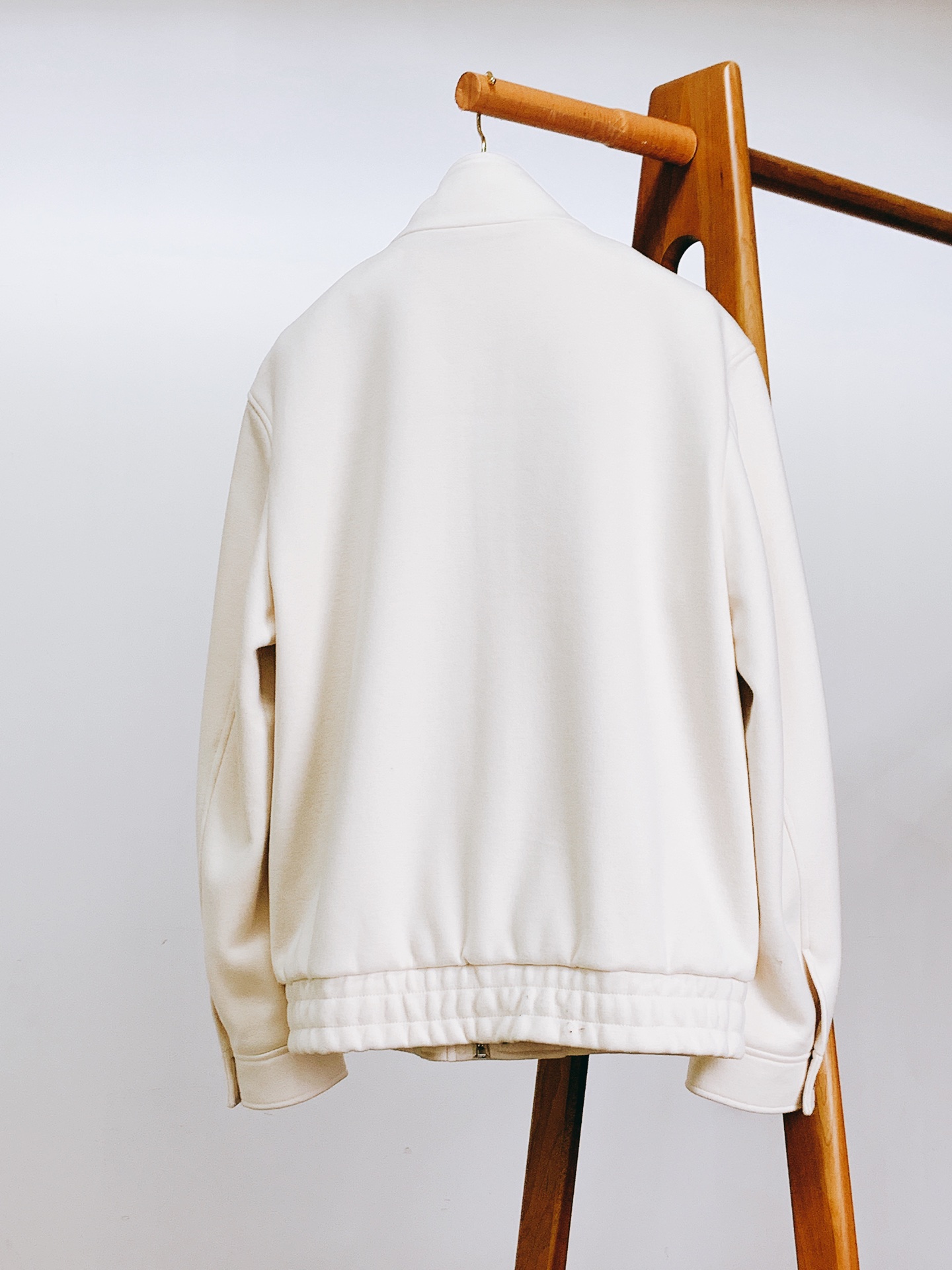 LoroPiana L.P FW秋冬新品 当羊绒基因邂逅经典夹克廓形，奢适体验便有了具象表达。甄选顶级羊