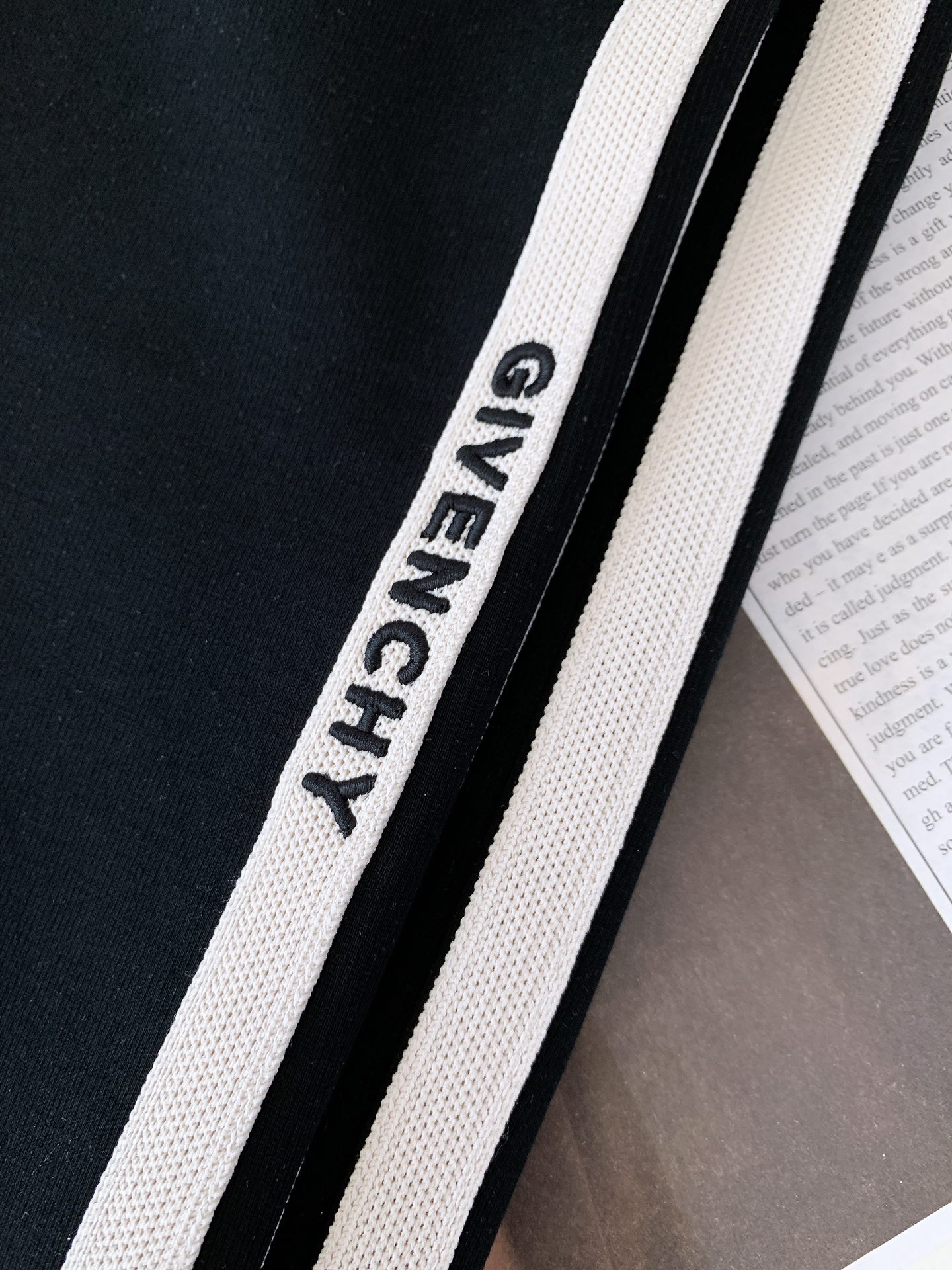 Givenchy 纪梵希 2025FW早秋新品 撞色织带刺绣抽绳休闲裤时尚系列，独特设计，抽绳休闲长裤 