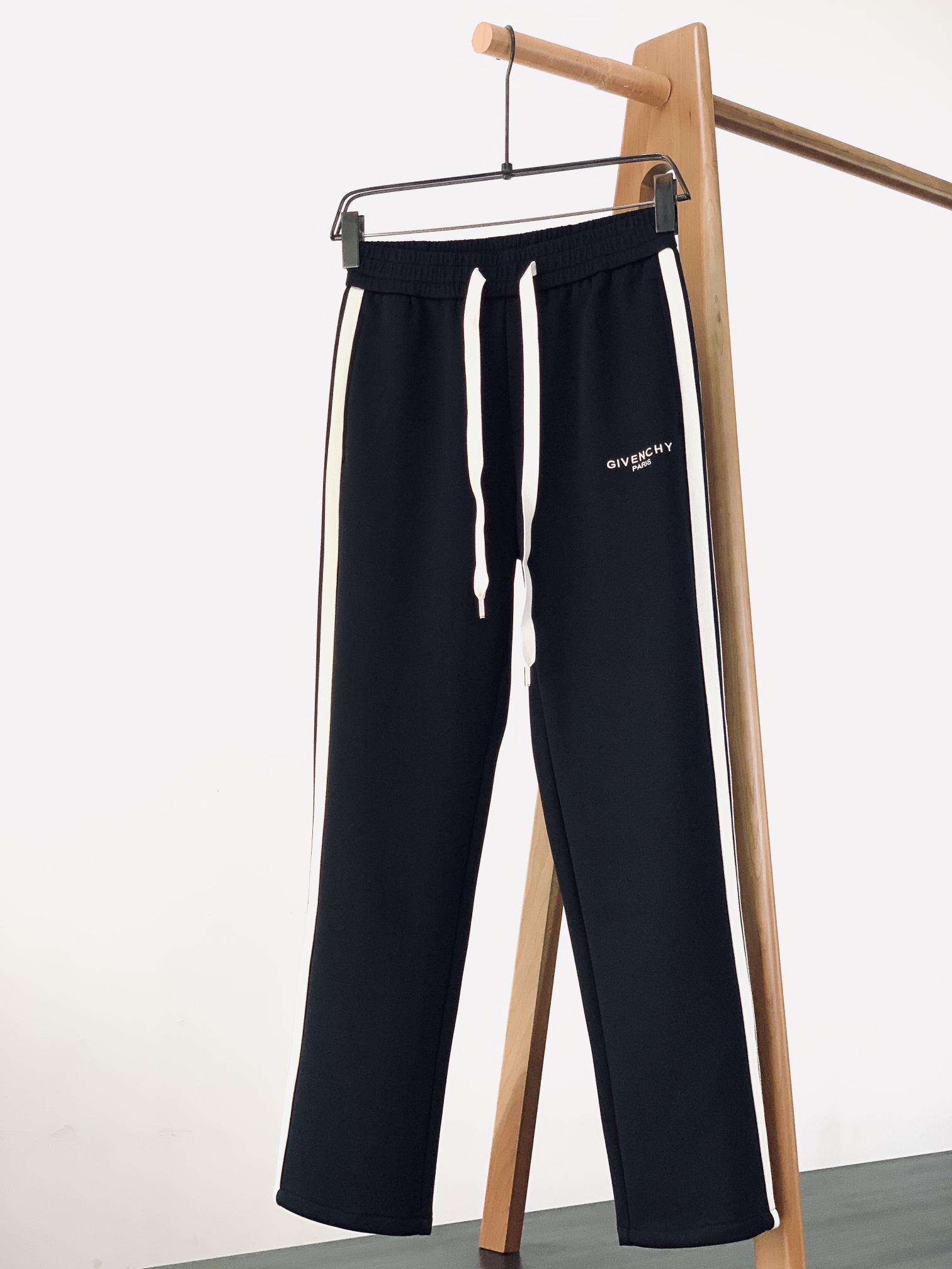 Givenchy 纪梵希 2025FW早秋新品 撞色织带刺绣抽绳休闲裤时尚系列，独特设计，抽绳休闲长裤 