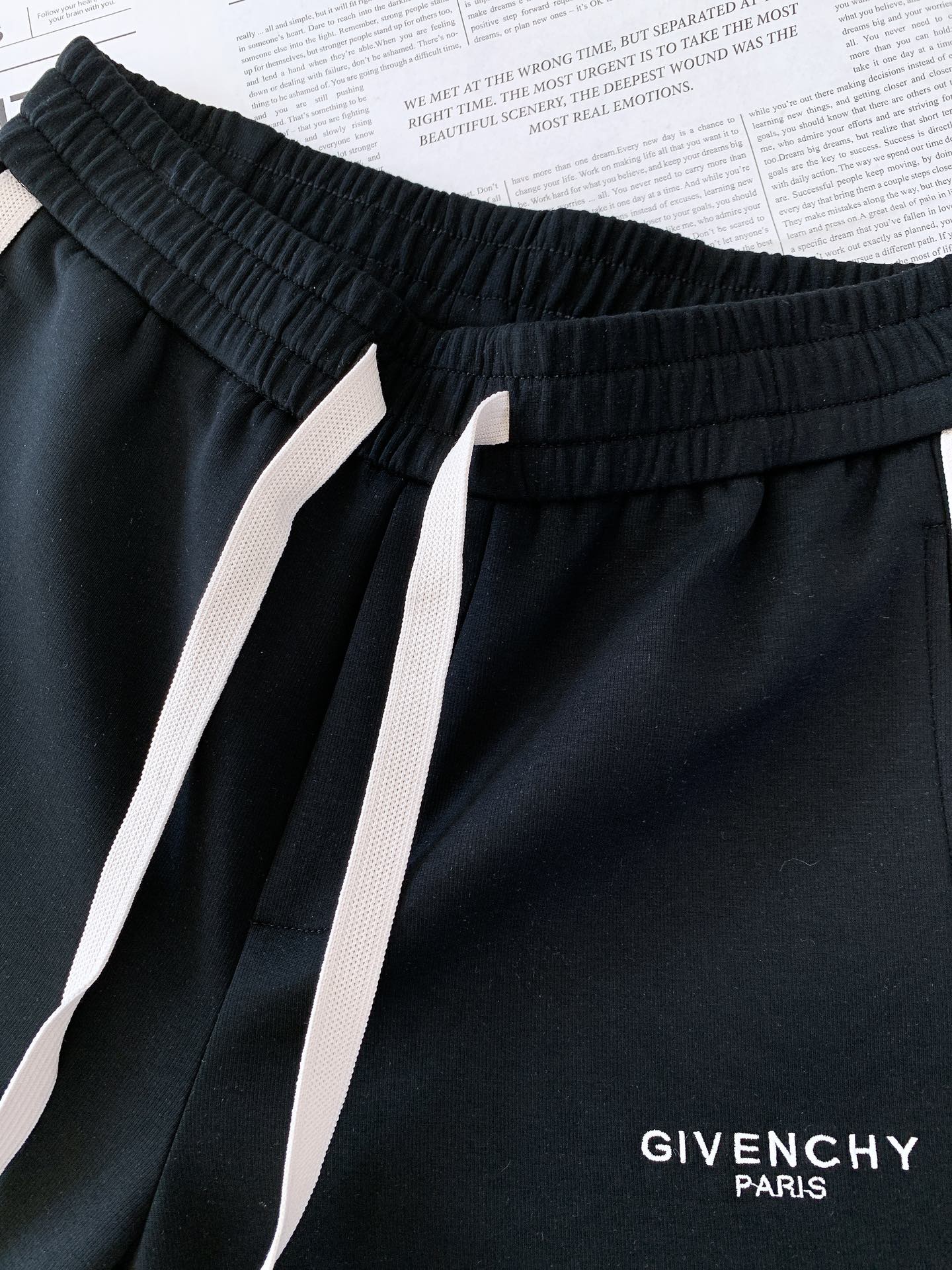 Givenchy 纪梵希 2025FW早秋新品 撞色织带刺绣抽绳休闲裤时尚系列，独特设计，抽绳休闲长裤 
