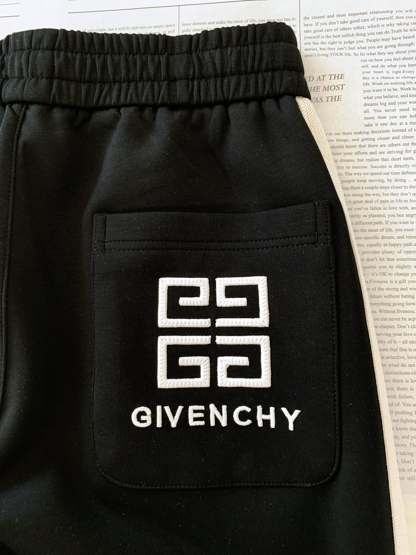 Givenchy 纪梵希 2025FW早秋新品 撞色织带刺绣抽绳休闲裤时尚系列，独特设计，抽绳休闲长裤 