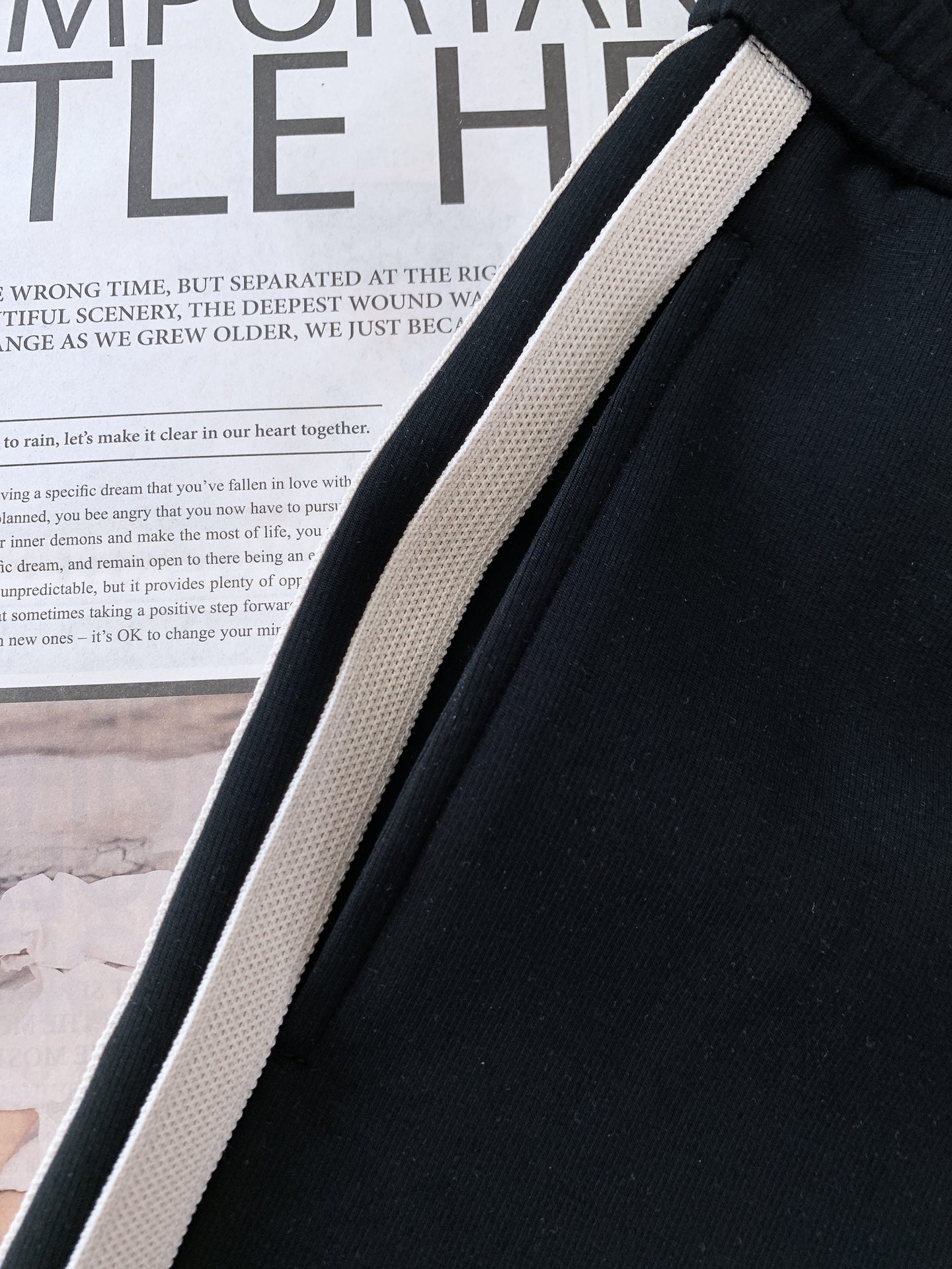 Givenchy 纪梵希 2025FW早秋新品 撞色织带刺绣抽绳休闲裤时尚系列，独特设计，抽绳休闲长裤 