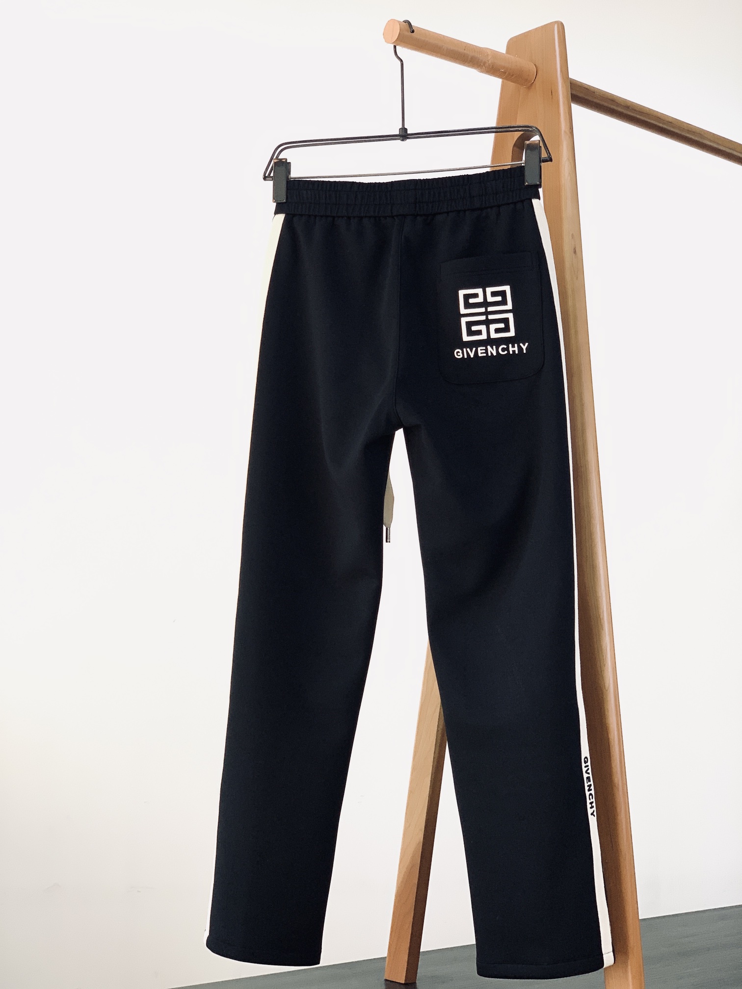 Givenchy 纪梵希 2025FW早秋新品 撞色织带刺绣抽绳休闲裤时尚系列，独特设计，抽绳休闲长裤 