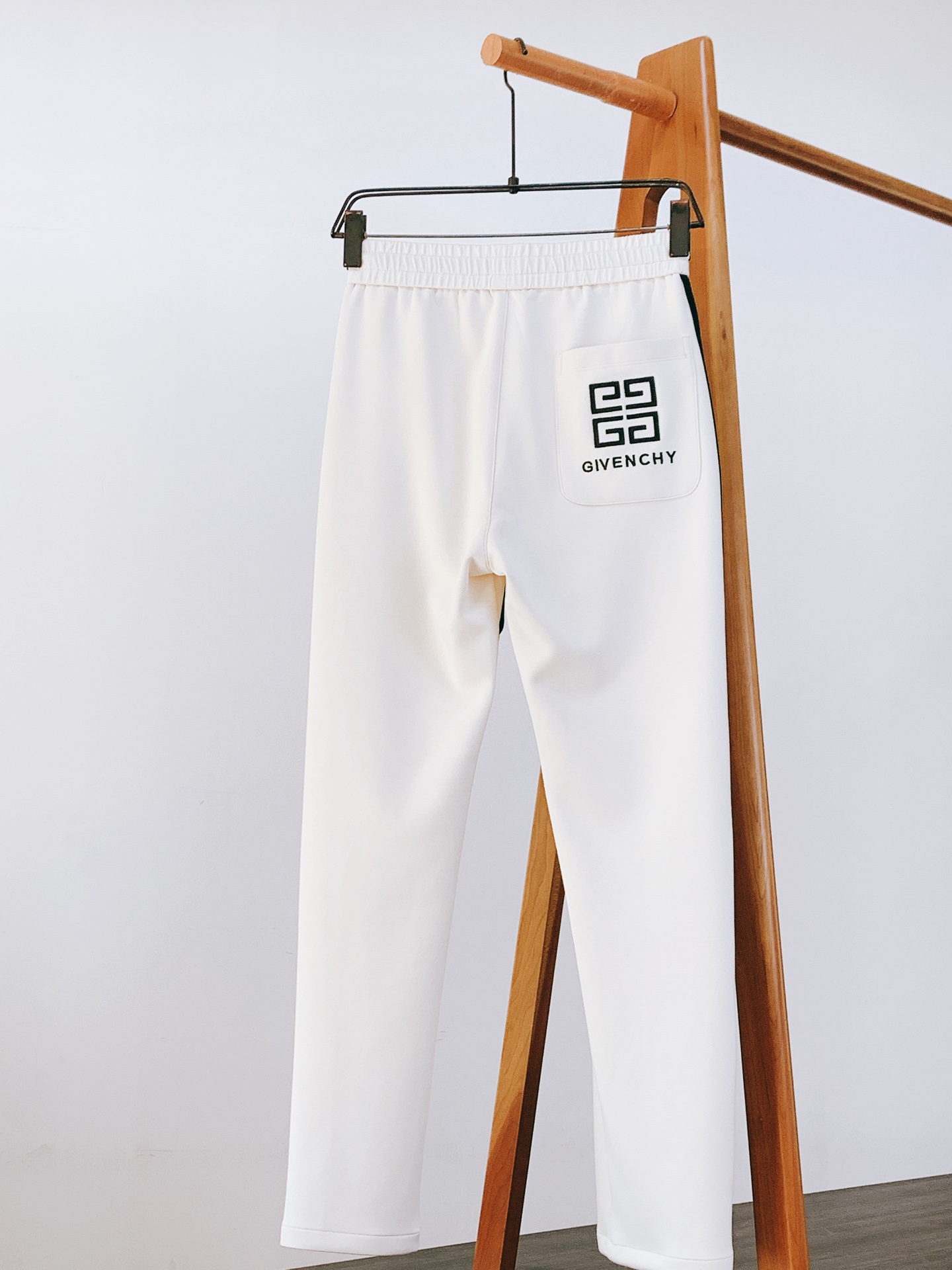 Givenchy 纪梵希 2025FW早秋新品 撞色织带刺绣抽绳休闲裤时尚系列，独特设计，抽绳休闲长裤 