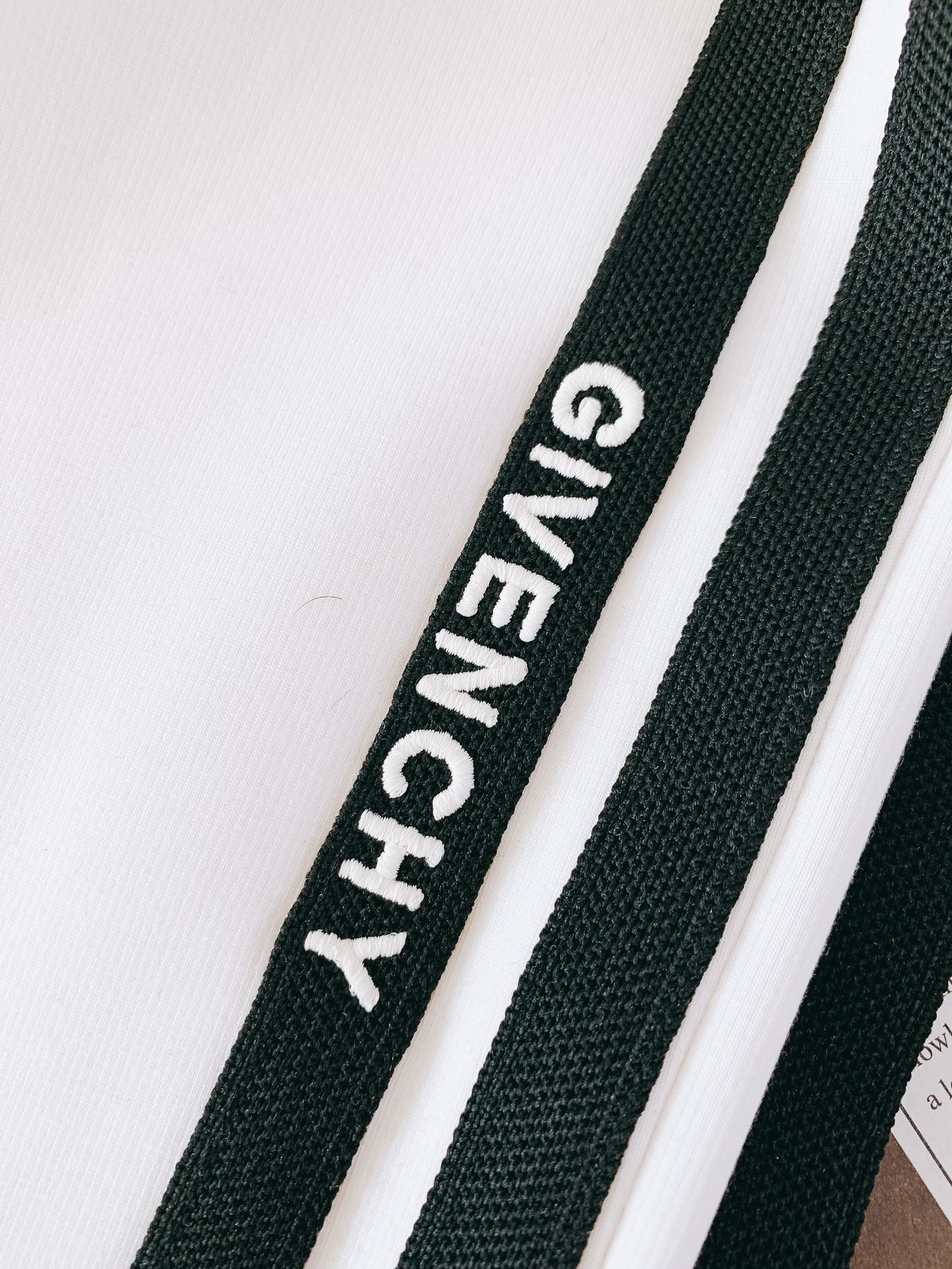 Givenchy 纪梵希 2025FW早秋新品 撞色织带刺绣抽绳休闲裤时尚系列，独特设计，抽绳休闲长裤 