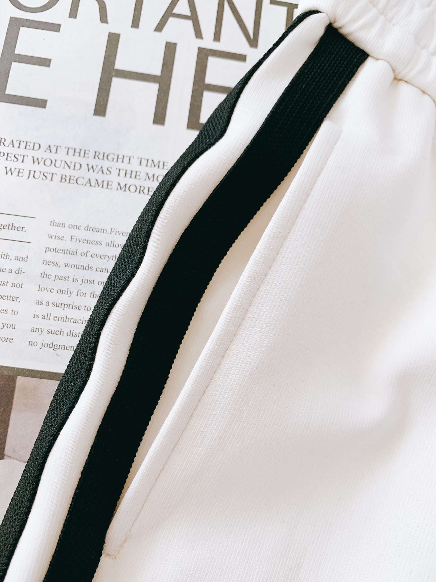 Givenchy 纪梵希 2025FW早秋新品 撞色织带刺绣抽绳休闲裤时尚系列，独特设计，抽绳休闲长裤 