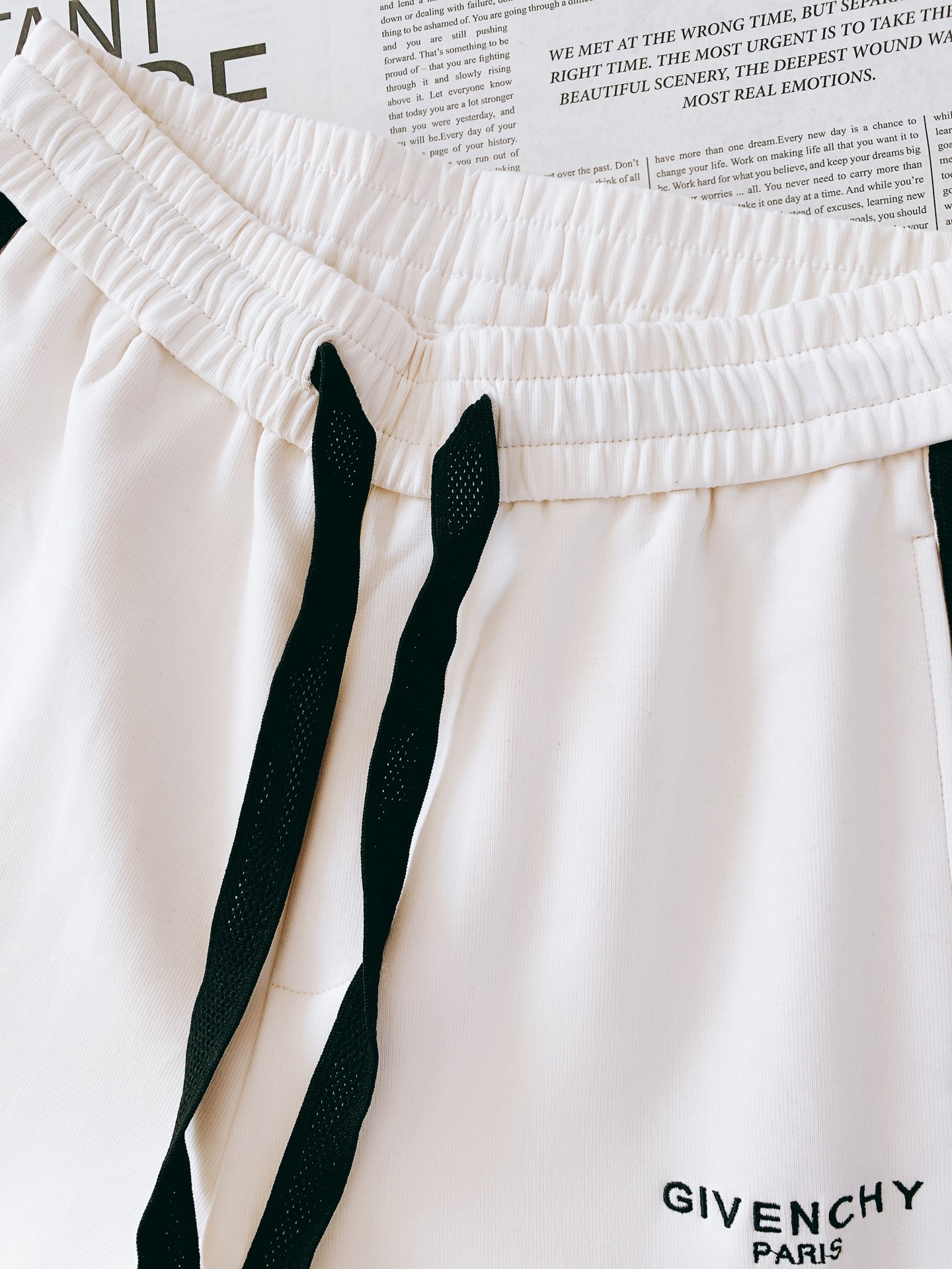 Givenchy 纪梵希 2025FW早秋新品 撞色织带刺绣抽绳休闲裤时尚系列，独特设计，抽绳休闲长裤 