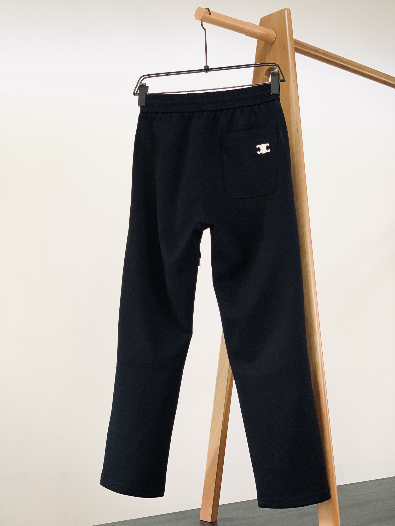 Celine 赛琳 2025FW早秋新品 刺绣抽绳休闲裤时尚系列，独特设计，抽绳休闲长裤 订纱开始订染和