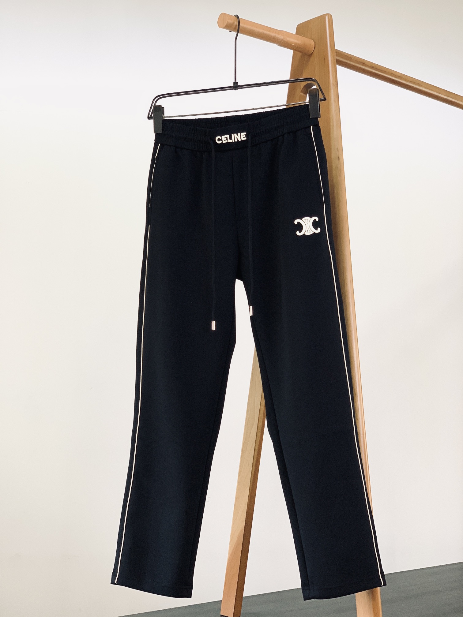 Celine 赛琳 2025FW早秋新品 刺绣抽绳休闲裤时尚系列，独特设计，抽绳休闲长裤 订纱开始订染和