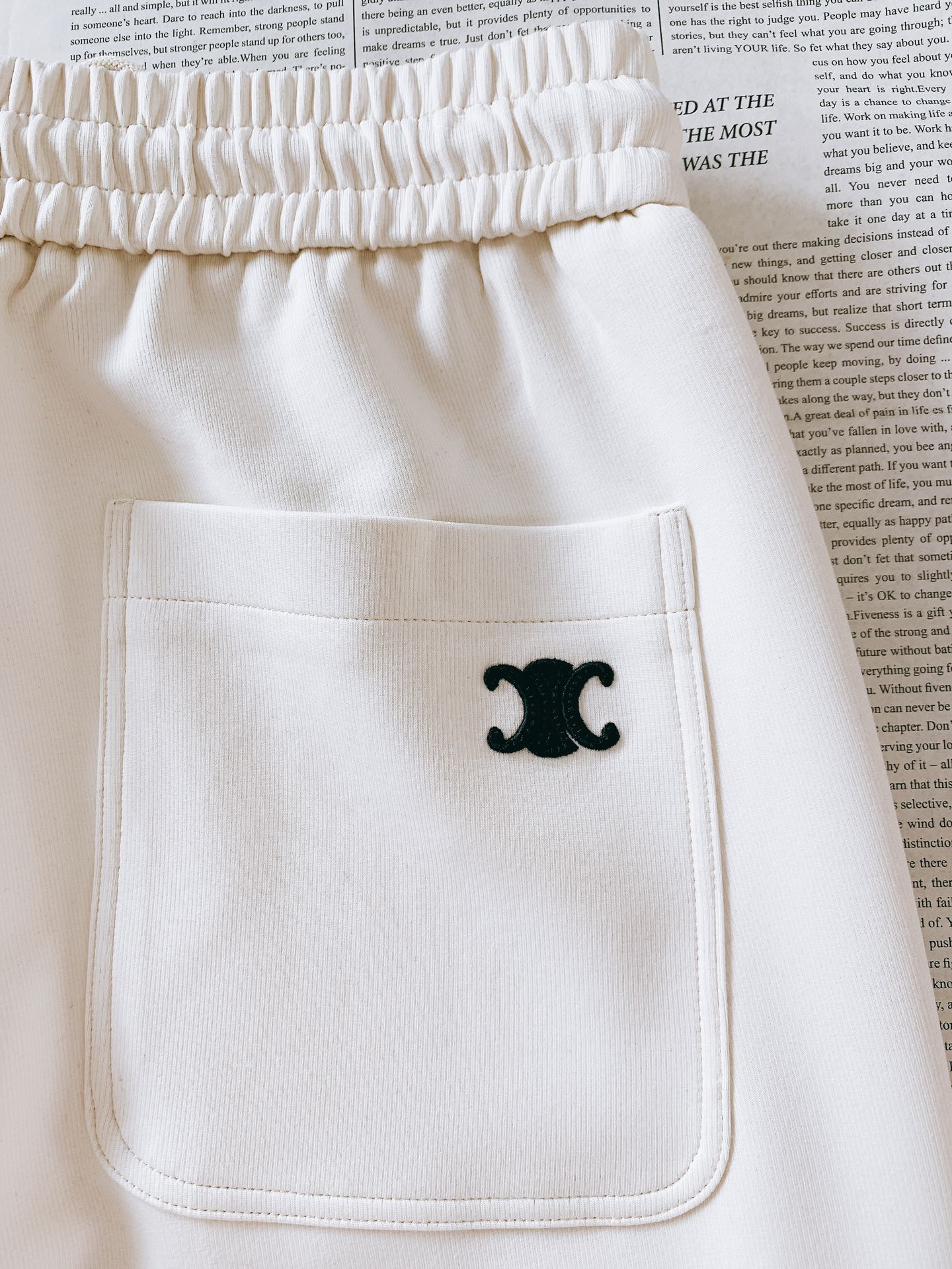 Celine 赛琳 2025FW早秋新品 刺绣抽绳休闲裤时尚系列，独特设计，抽绳休闲长裤 订纱开始订染和