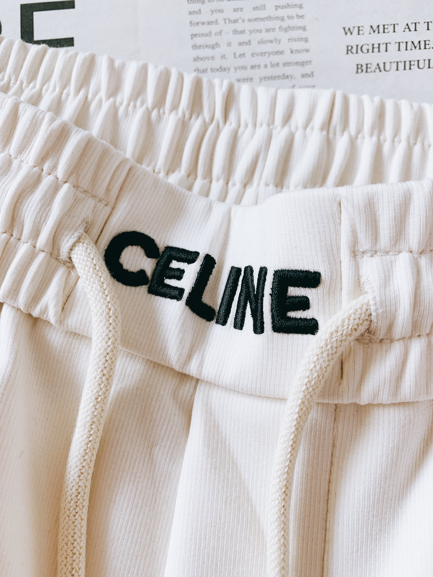 Celine 赛琳 2025FW早秋新品 刺绣抽绳休闲裤时尚系列，独特设计，抽绳休闲长裤 订纱开始订染和