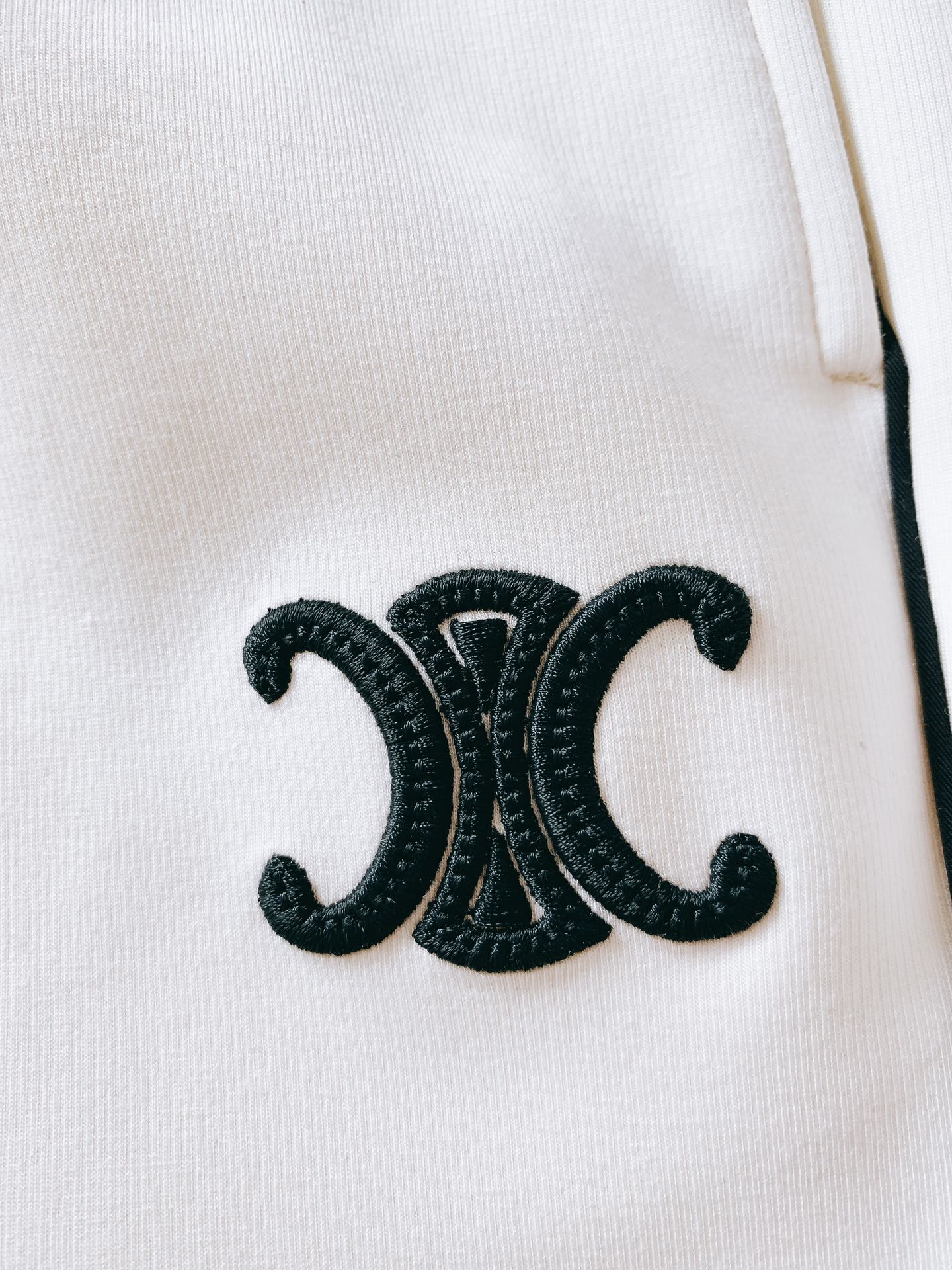 Celine 赛琳 2025FW早秋新品 刺绣抽绳休闲裤时尚系列，独特设计，抽绳休闲长裤 订纱开始订染和