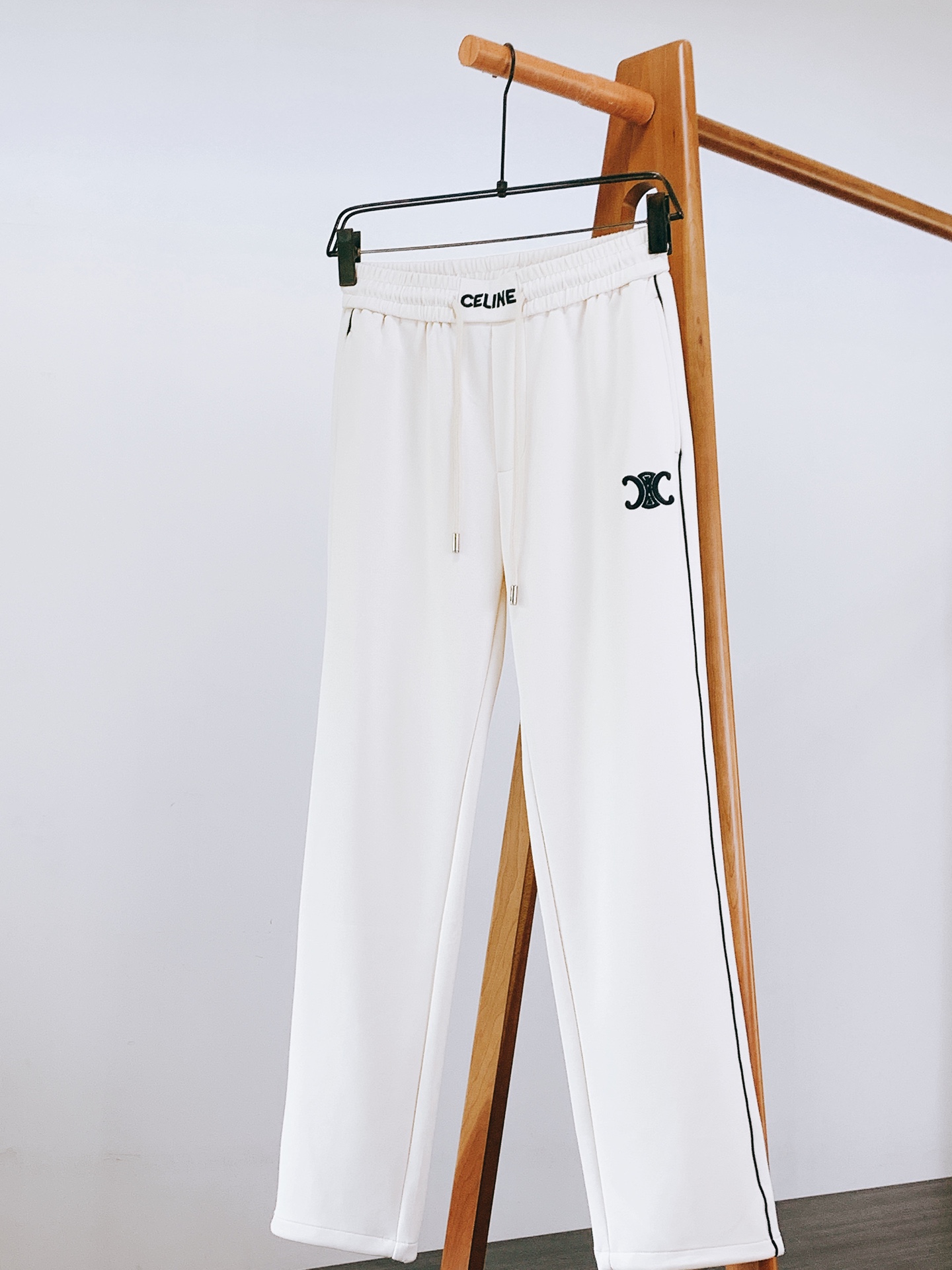 Celine 赛琳 2025FW早秋新品 刺绣抽绳休闲裤时尚系列，独特设计，抽绳休闲长裤 订纱开始订染和