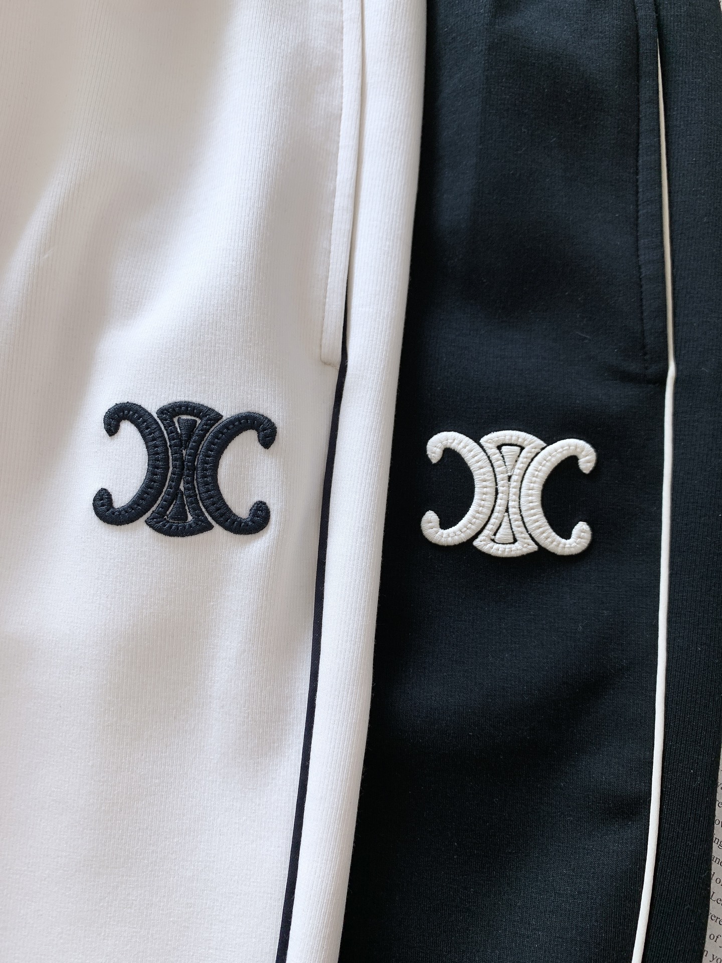 Celine 赛琳 2025FW早秋新品 刺绣抽绳休闲裤时尚系列，独特设计，抽绳休闲长裤 订纱开始订染和