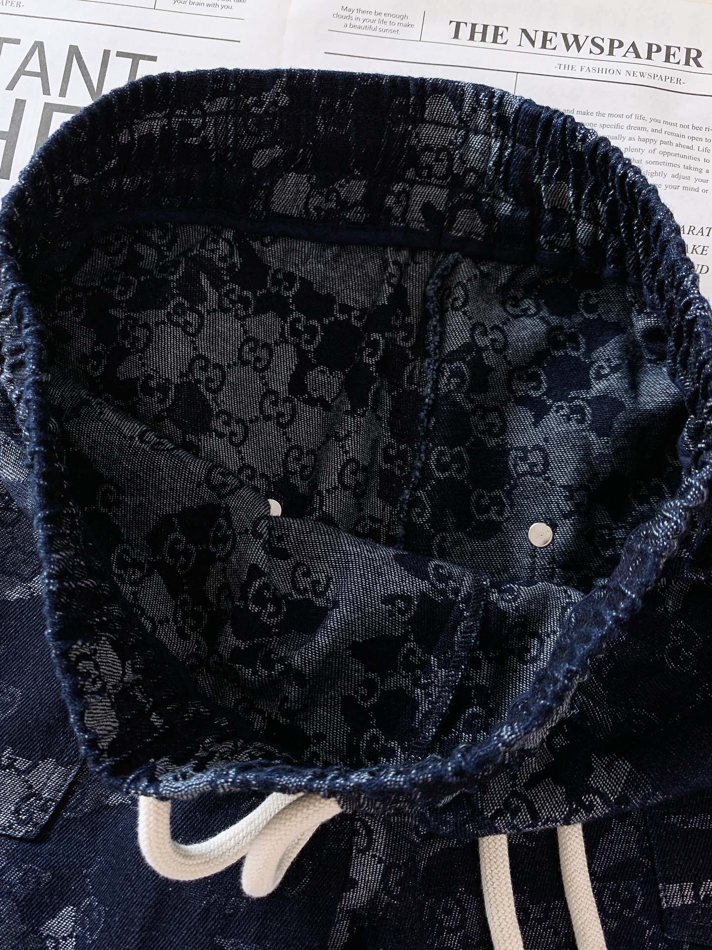 Gucci 古驰 2025FW早秋新品 迷彩GG牛仔休闲裤｜潮酷玩家的奢潮宣言深海蓝牛仔基底上，ＧG满印