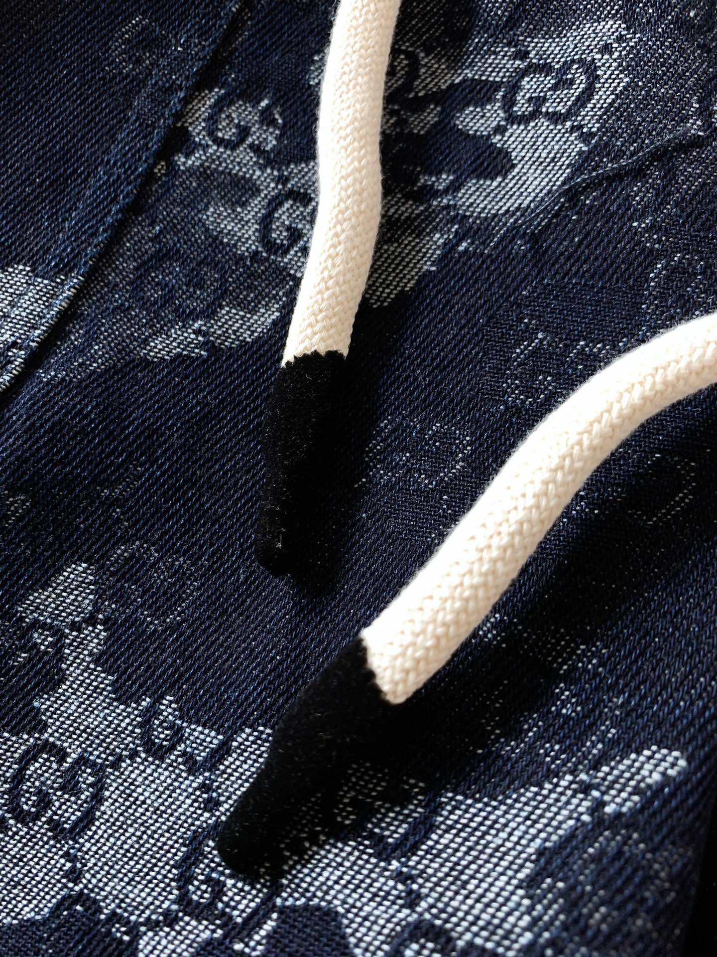 Gucci 古驰 2025FW早秋新品 迷彩GG牛仔休闲裤｜潮酷玩家的奢潮宣言深海蓝牛仔基底上，ＧG满印