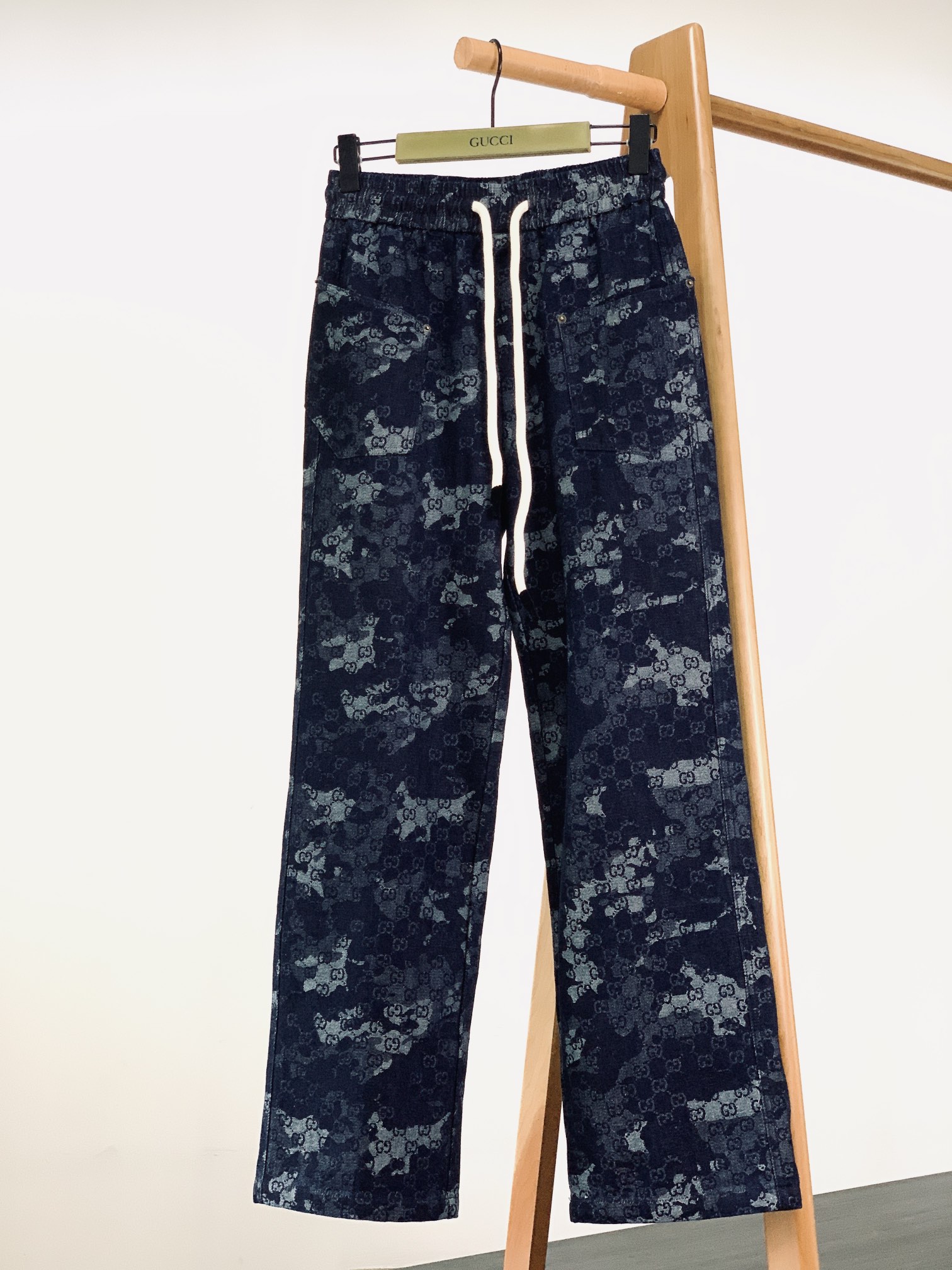 Gucci 古驰 2025FW早秋新品 迷彩GG牛仔休闲裤｜潮酷玩家的奢潮宣言深海蓝牛仔基底上，ＧG满印