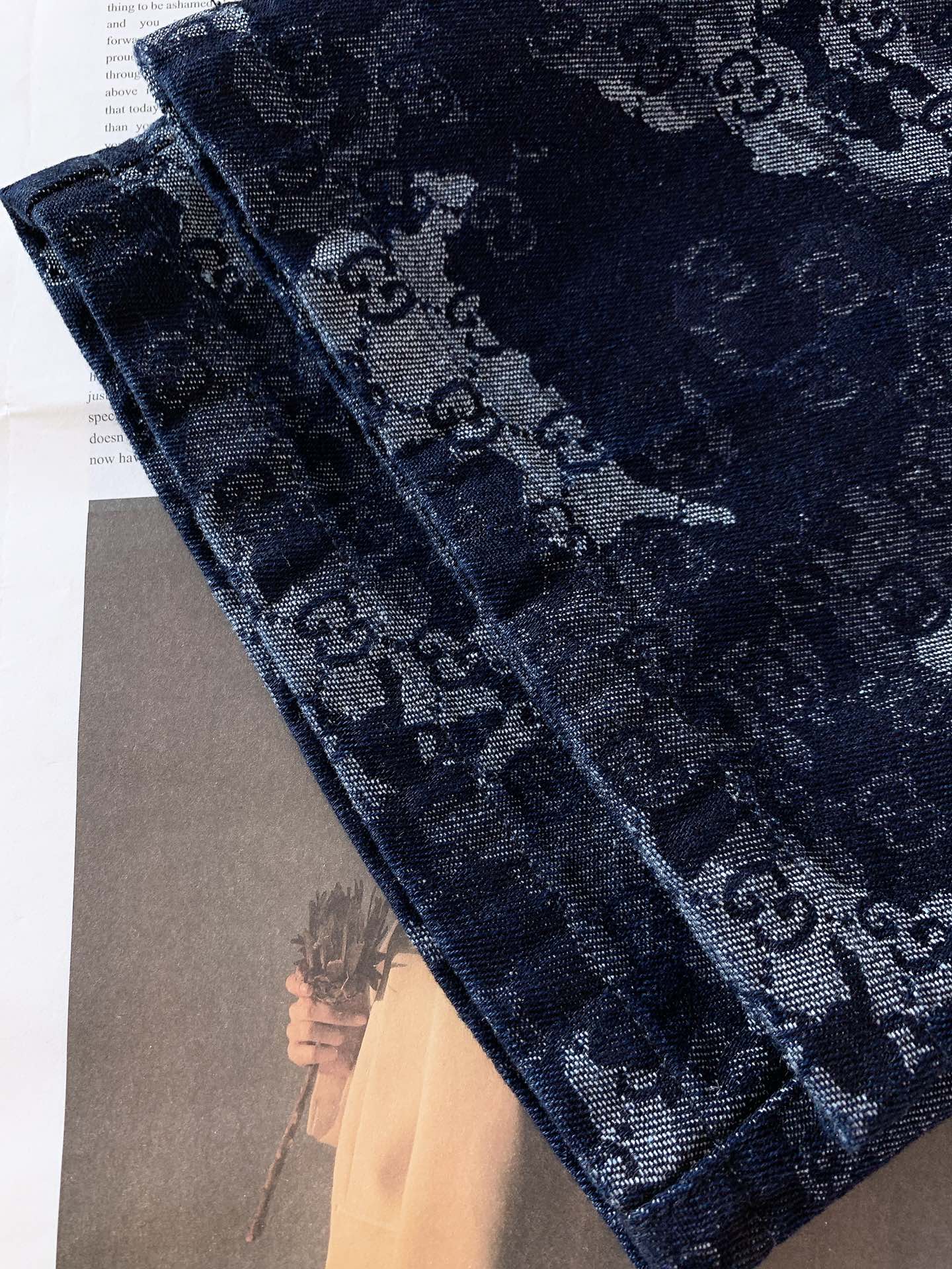 Gucci 古驰 2025FW早秋新品 迷彩GG牛仔休闲裤｜潮酷玩家的奢潮宣言深海蓝牛仔基底上，ＧG满印
