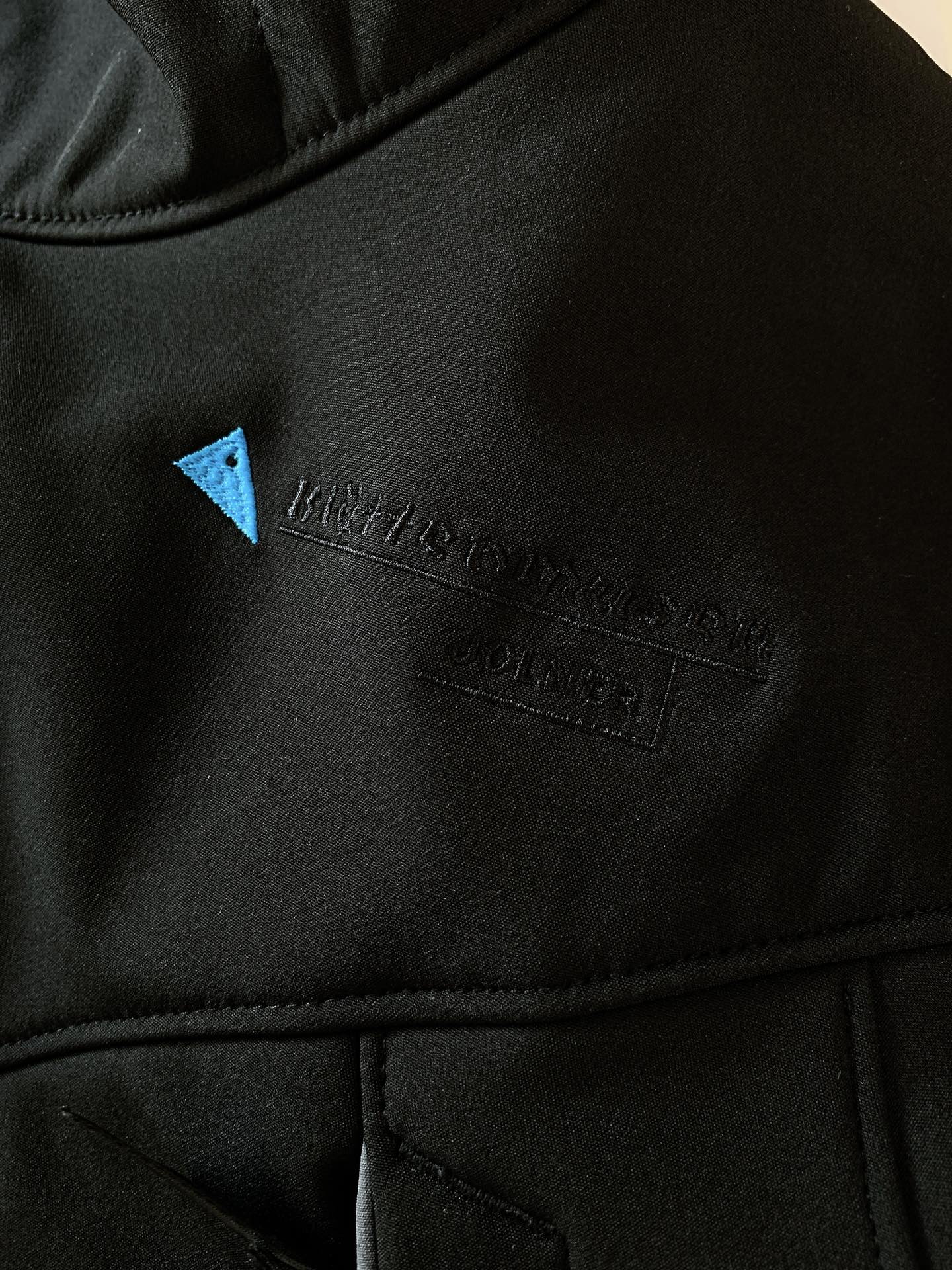 ￼ Klattermusen攀山鼠秋冬菲尔纳男女户外滑雪防风雪软壳外套47% 巴斯夫生物基再生聚酰胺纤维