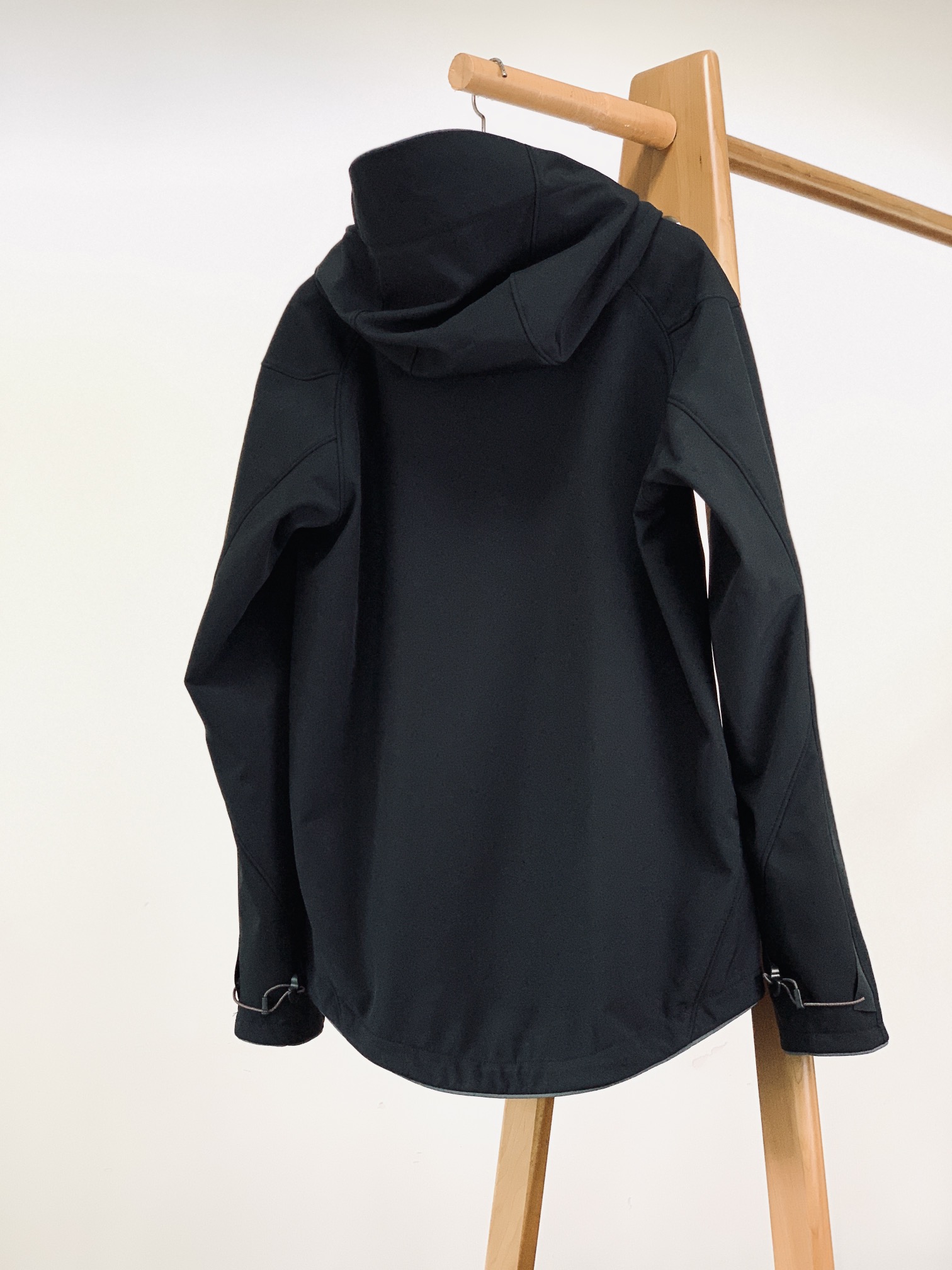 ￼ Klattermusen攀山鼠秋冬菲尔纳男女户外滑雪防风雪软壳外套47% 巴斯夫生物基再生聚酰胺纤维