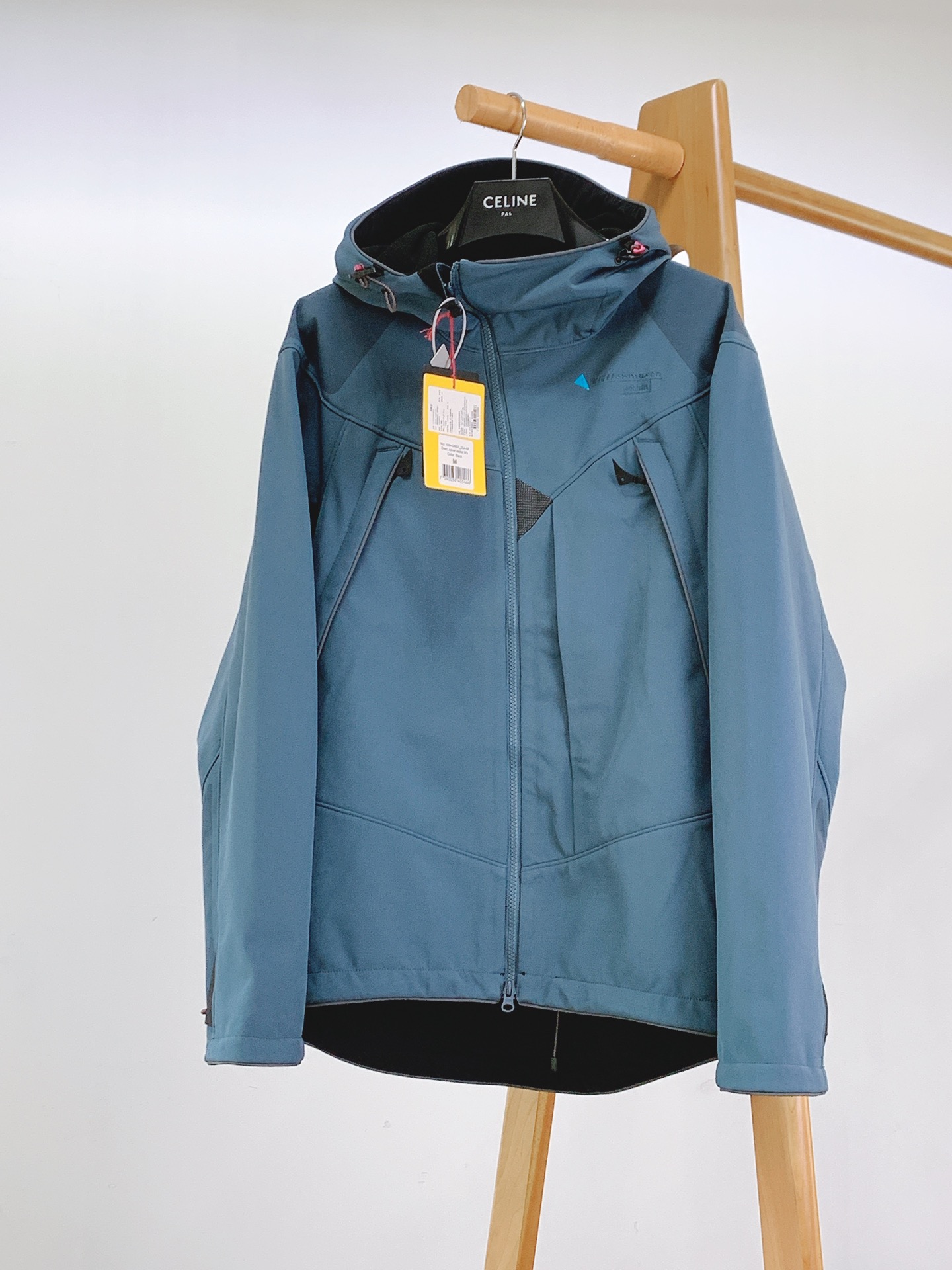 ￼ Klattermusen攀山鼠秋冬菲尔纳男女户外滑雪防风雪软壳外套47% 巴斯夫生物基再生聚酰胺纤维