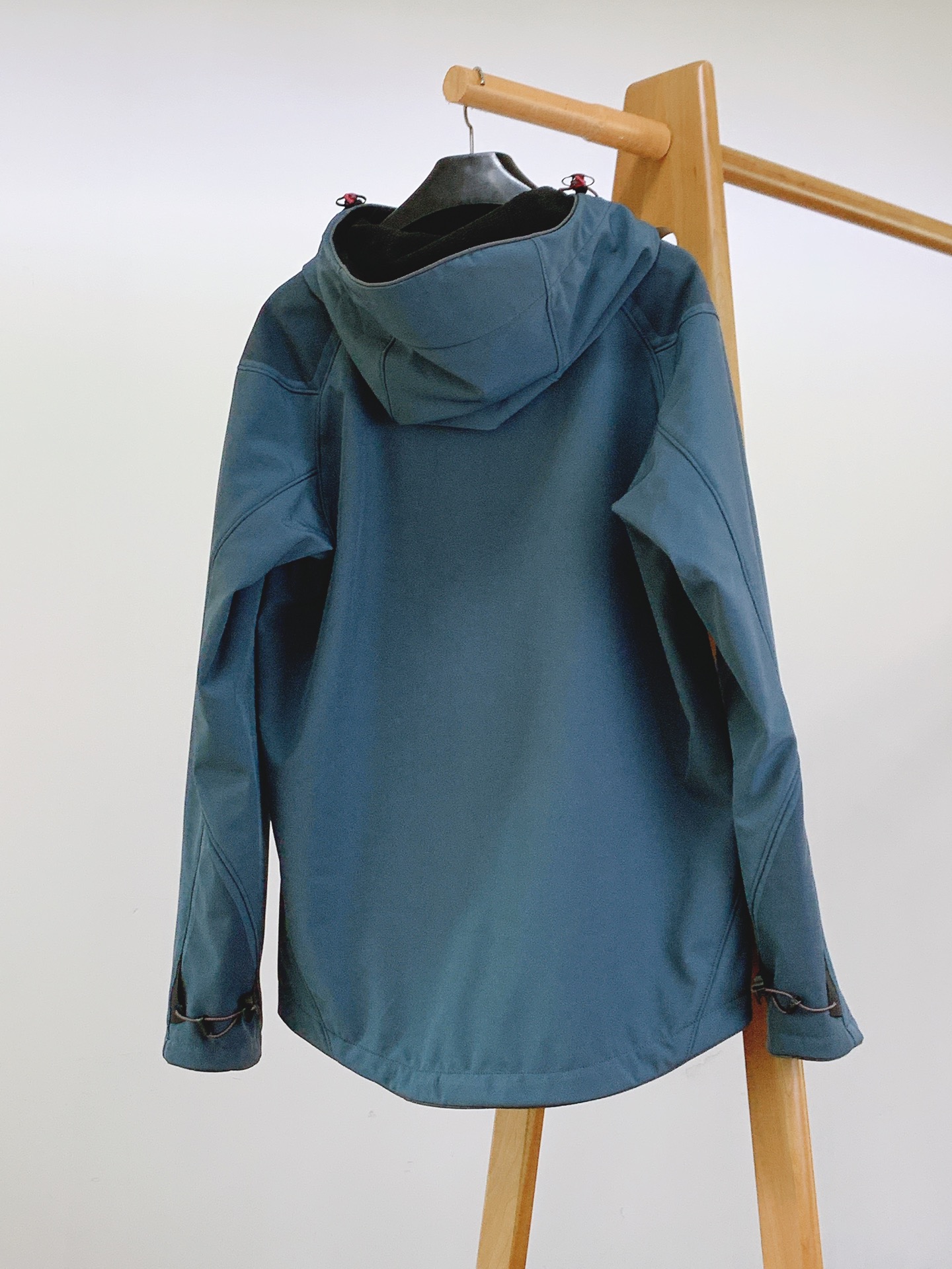 ￼ Klattermusen攀山鼠秋冬菲尔纳男女户外滑雪防风雪软壳外套47% 巴斯夫生物基再生聚酰胺纤维