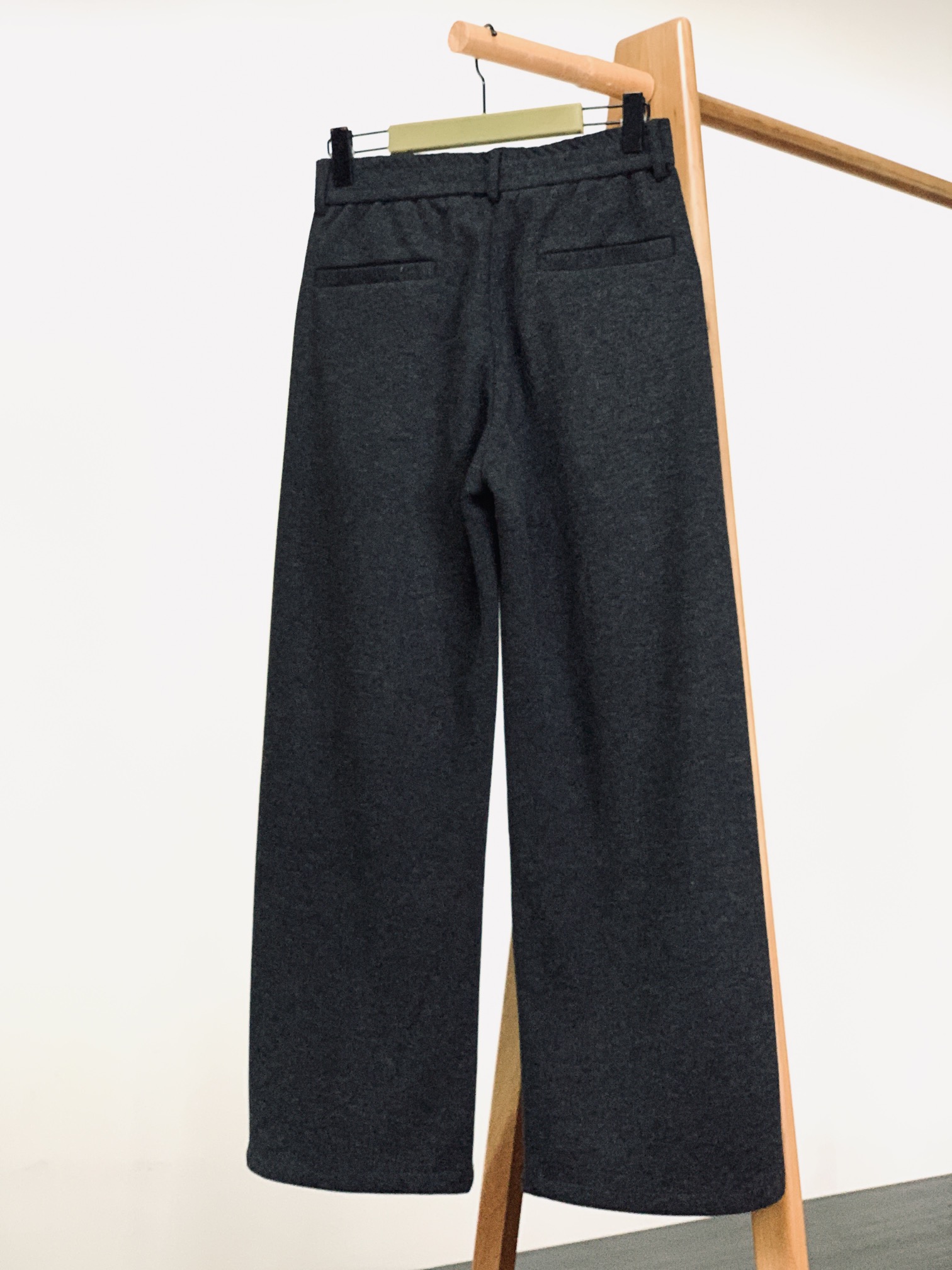 Loewe 罗意威 2025FW早秋新品 刺绣休闲裤｜慵懒与高级的双向奔赴这款休闲裤以高质感面料打造，自