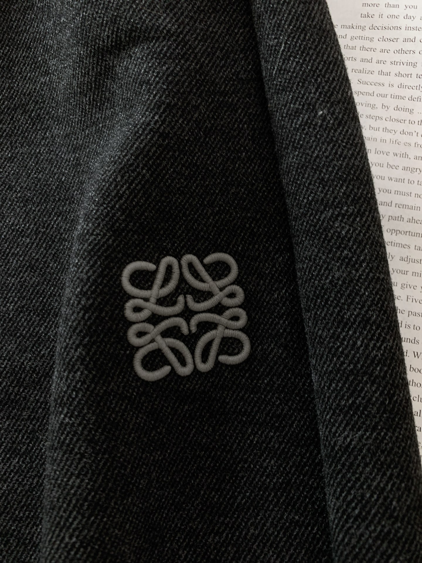 Loewe 罗意威 2025FW早秋新品 刺绣休闲裤｜慵懒与高级的双向奔赴这款休闲裤以高质感面料打造，自