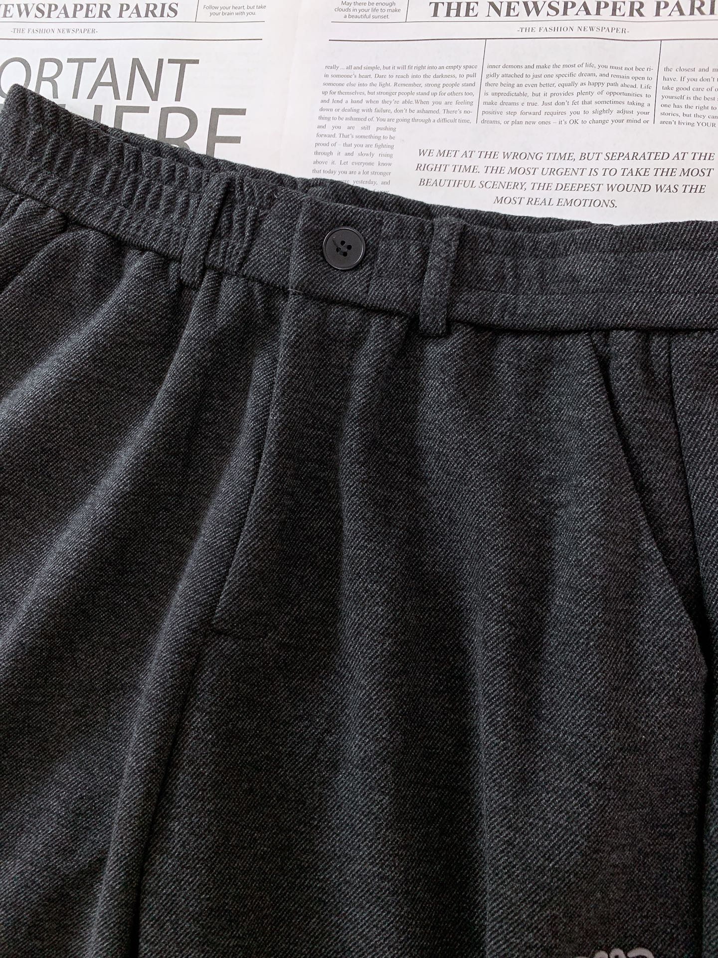 Loewe 罗意威 2025FW早秋新品 刺绣休闲裤｜慵懒与高级的双向奔赴这款休闲裤以高质感面料打造，自