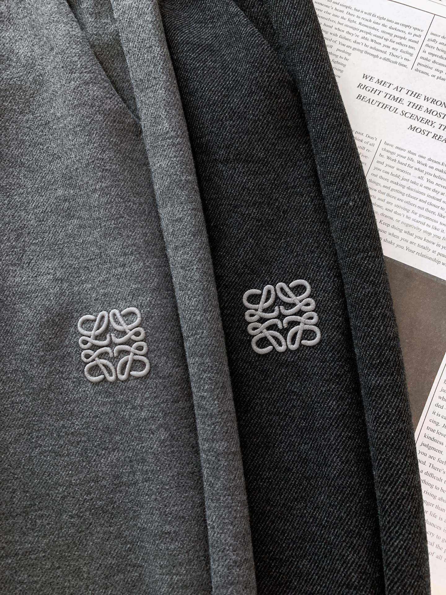 Loewe 罗意威 2025FW早秋新品 刺绣休闲裤｜慵懒与高级的双向奔赴这款休闲裤以高质感面料打造，自