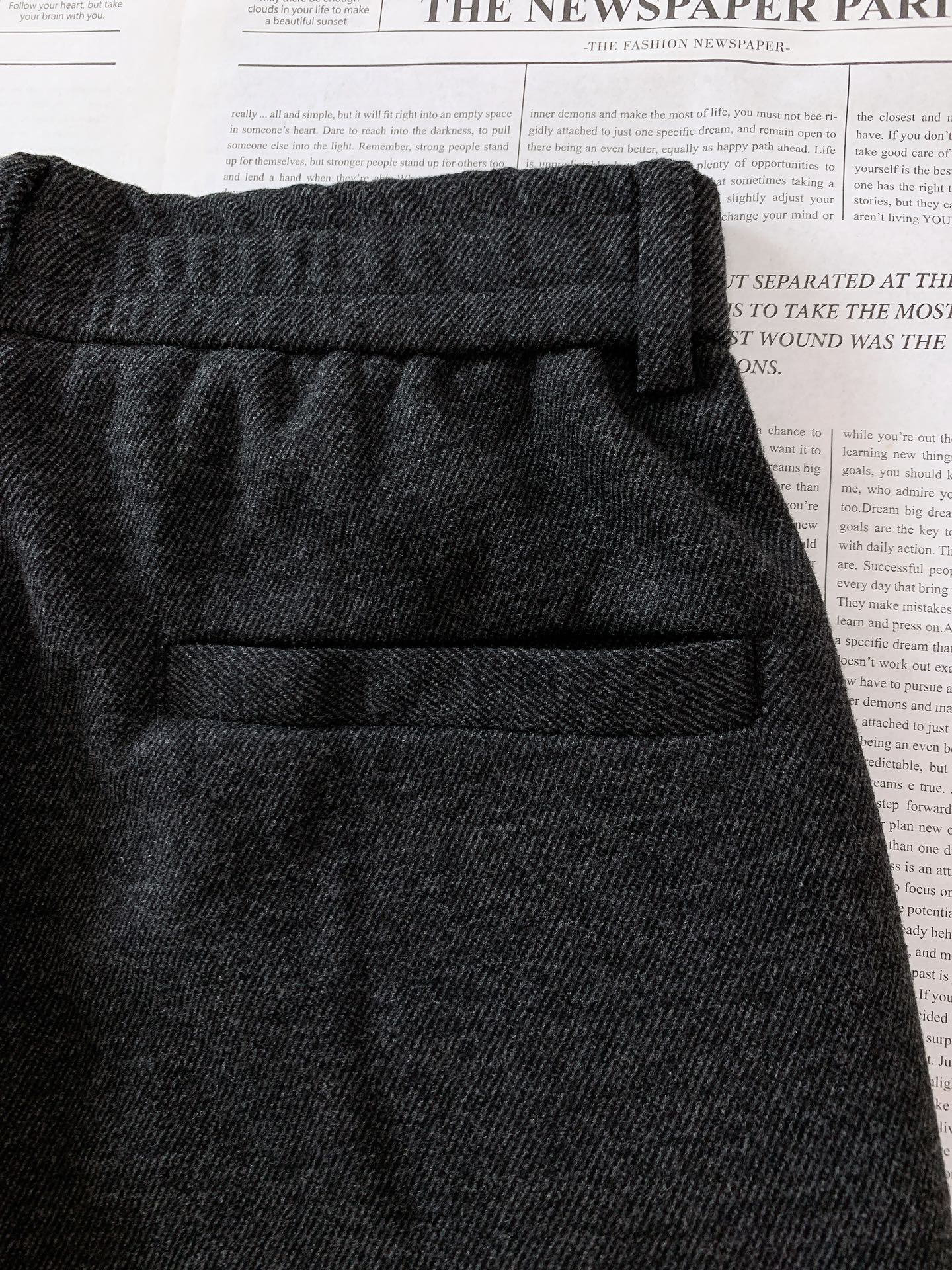 Loewe 罗意威 2025FW早秋新品 刺绣休闲裤｜慵懒与高级的双向奔赴这款休闲裤以高质感面料打造，自