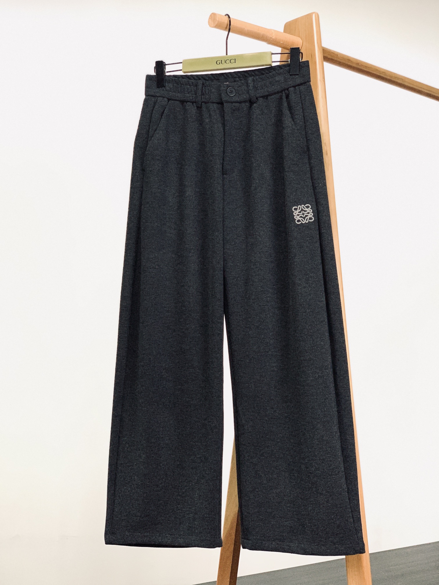 Loewe 罗意威 2025FW早秋新品 刺绣休闲裤｜慵懒与高级的双向奔赴这款休闲裤以高质感面料打造，自