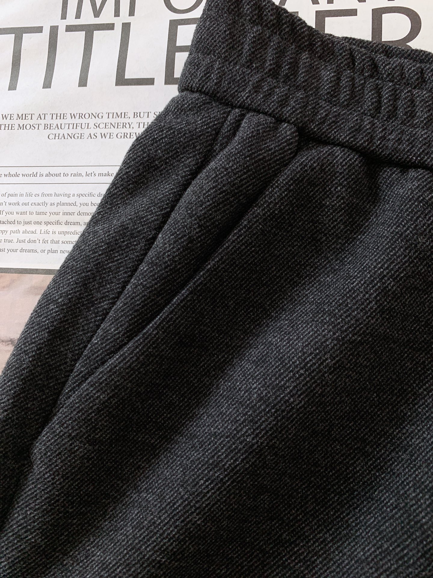 Loewe 罗意威 2025FW早秋新品 刺绣休闲裤｜慵懒与高级的双向奔赴这款休闲裤以高质感面料打造，自