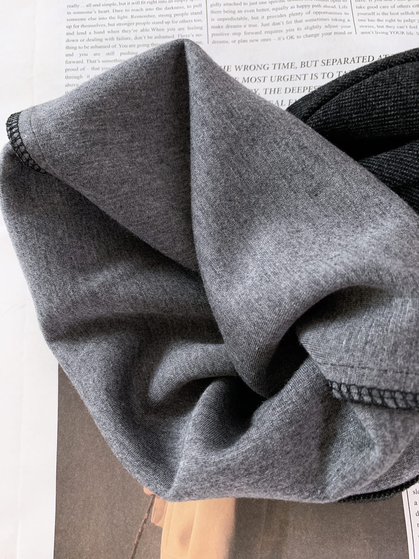 Loewe 罗意威 2025FW早秋新品 刺绣休闲裤｜慵懒与高级的双向奔赴这款休闲裤以高质感面料打造，自