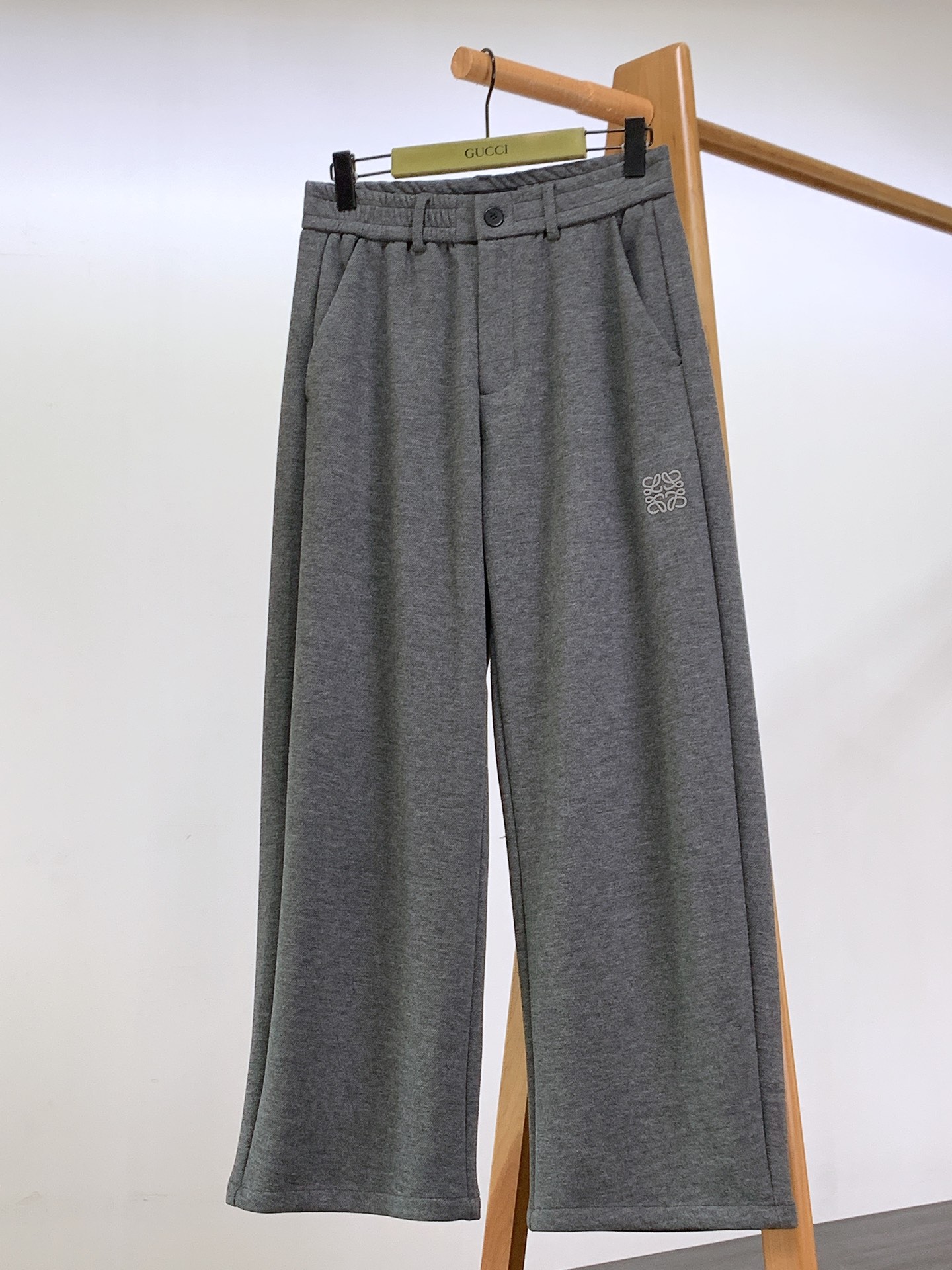 Loewe 罗意威 2025FW早秋新品 刺绣休闲裤｜慵懒与高级的双向奔赴这款休闲裤以高质感面料打造，自