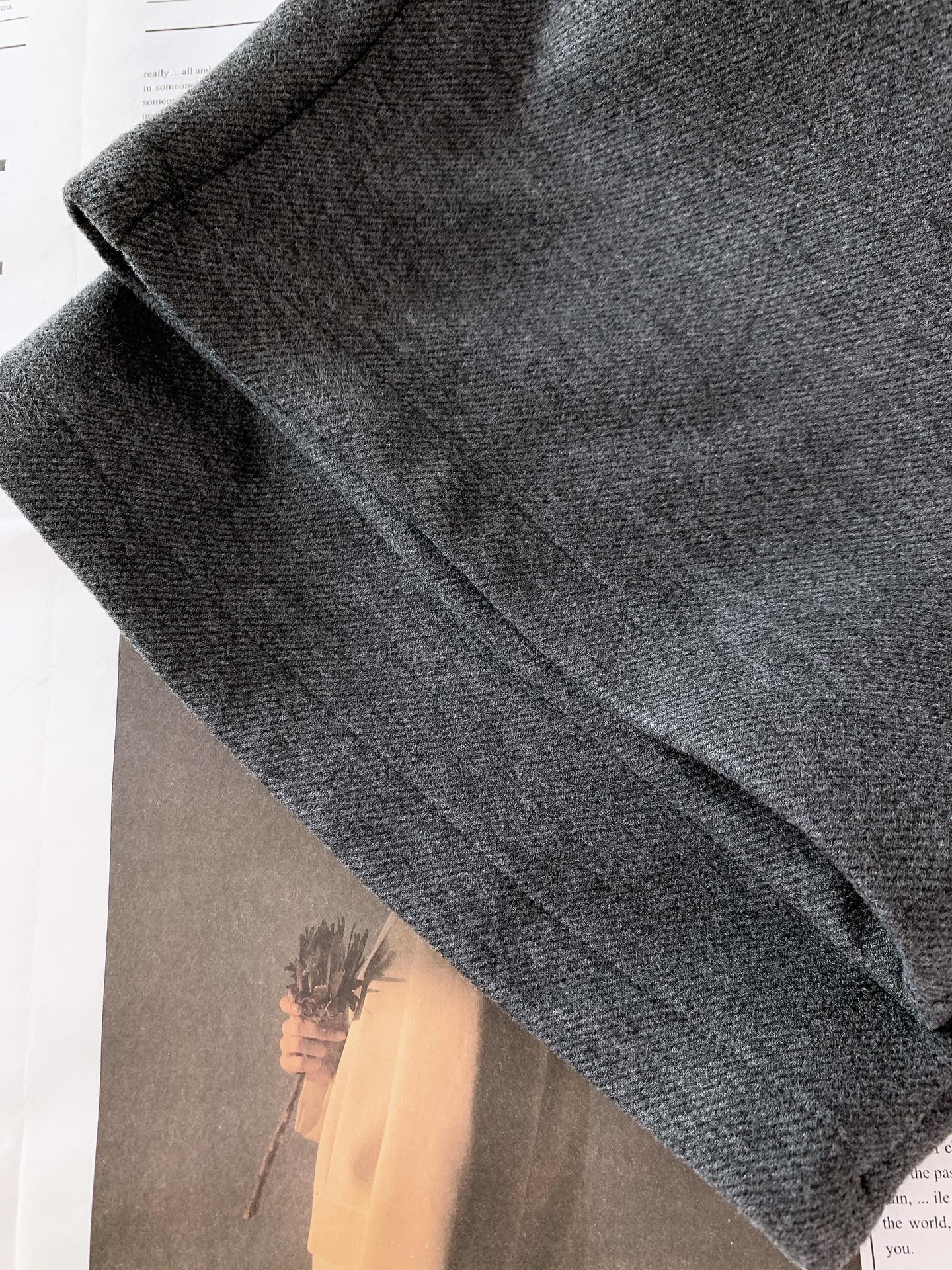 Loewe 罗意威 2025FW早秋新品 刺绣休闲裤｜慵懒与高级的双向奔赴这款休闲裤以高质感面料打造，自