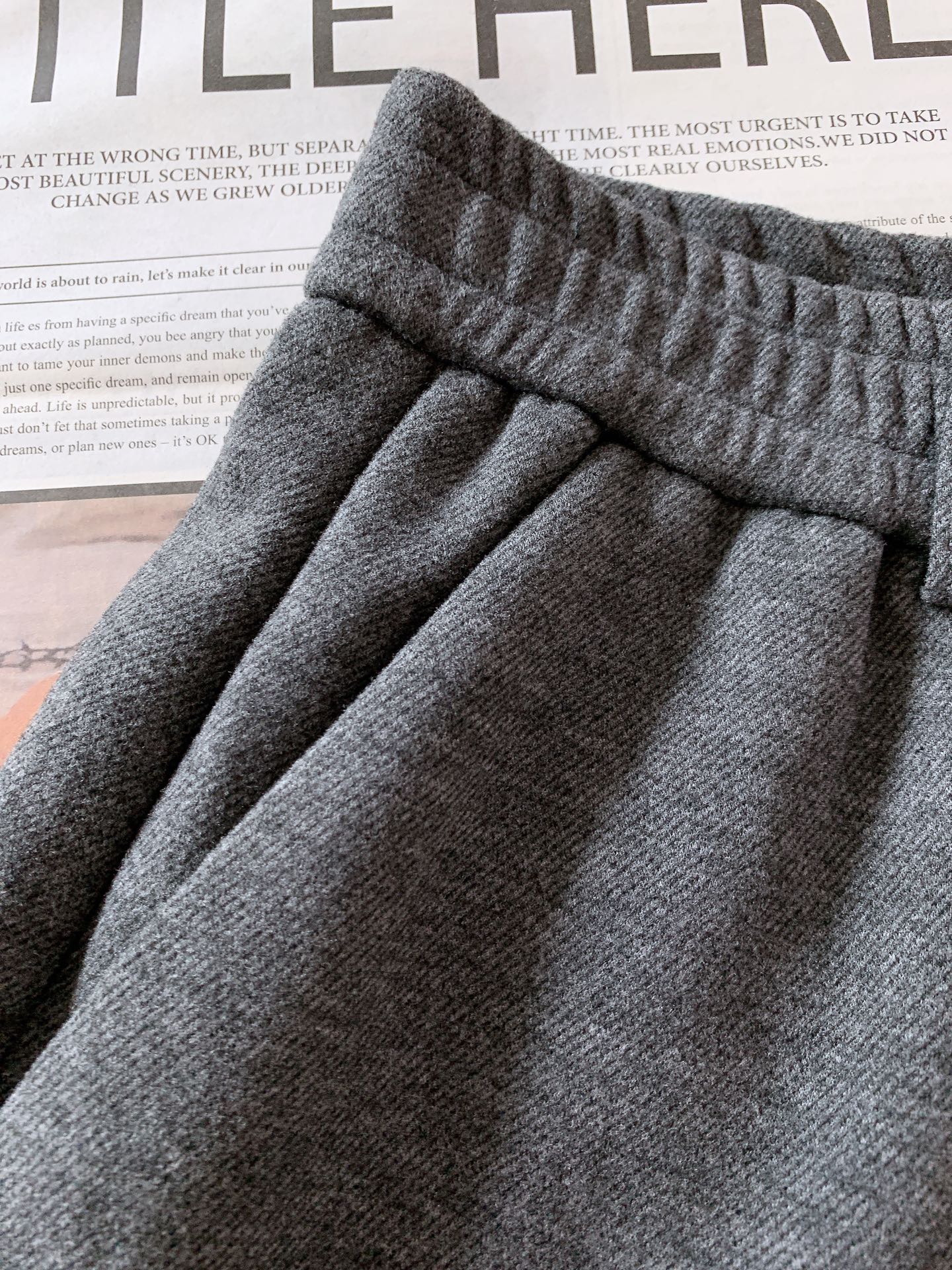 Loewe 罗意威 2025FW早秋新品 刺绣休闲裤｜慵懒与高级的双向奔赴这款休闲裤以高质感面料打造，自