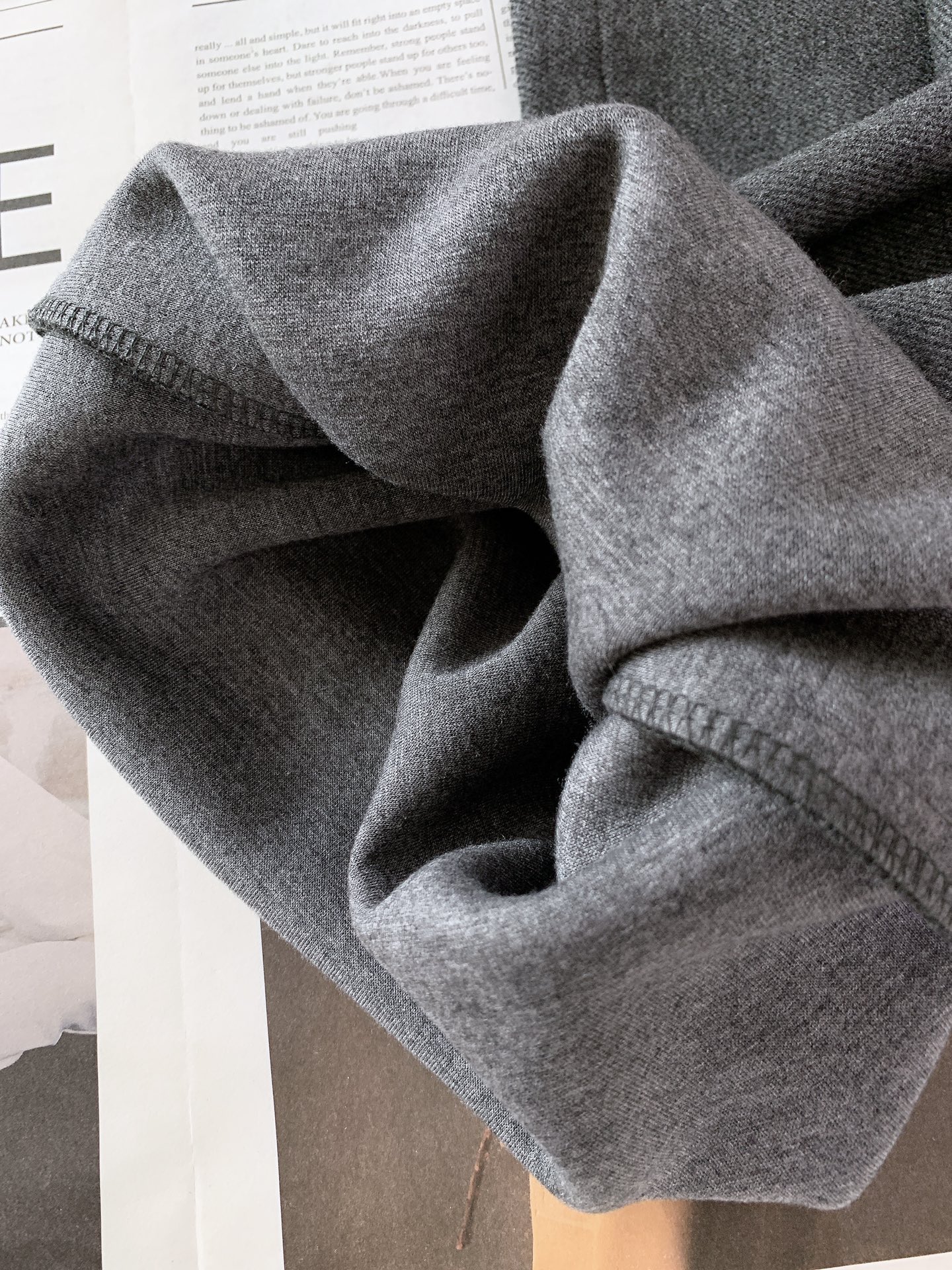 Loewe 罗意威 2025FW早秋新品 刺绣休闲裤｜慵懒与高级的双向奔赴这款休闲裤以高质感面料打造，自