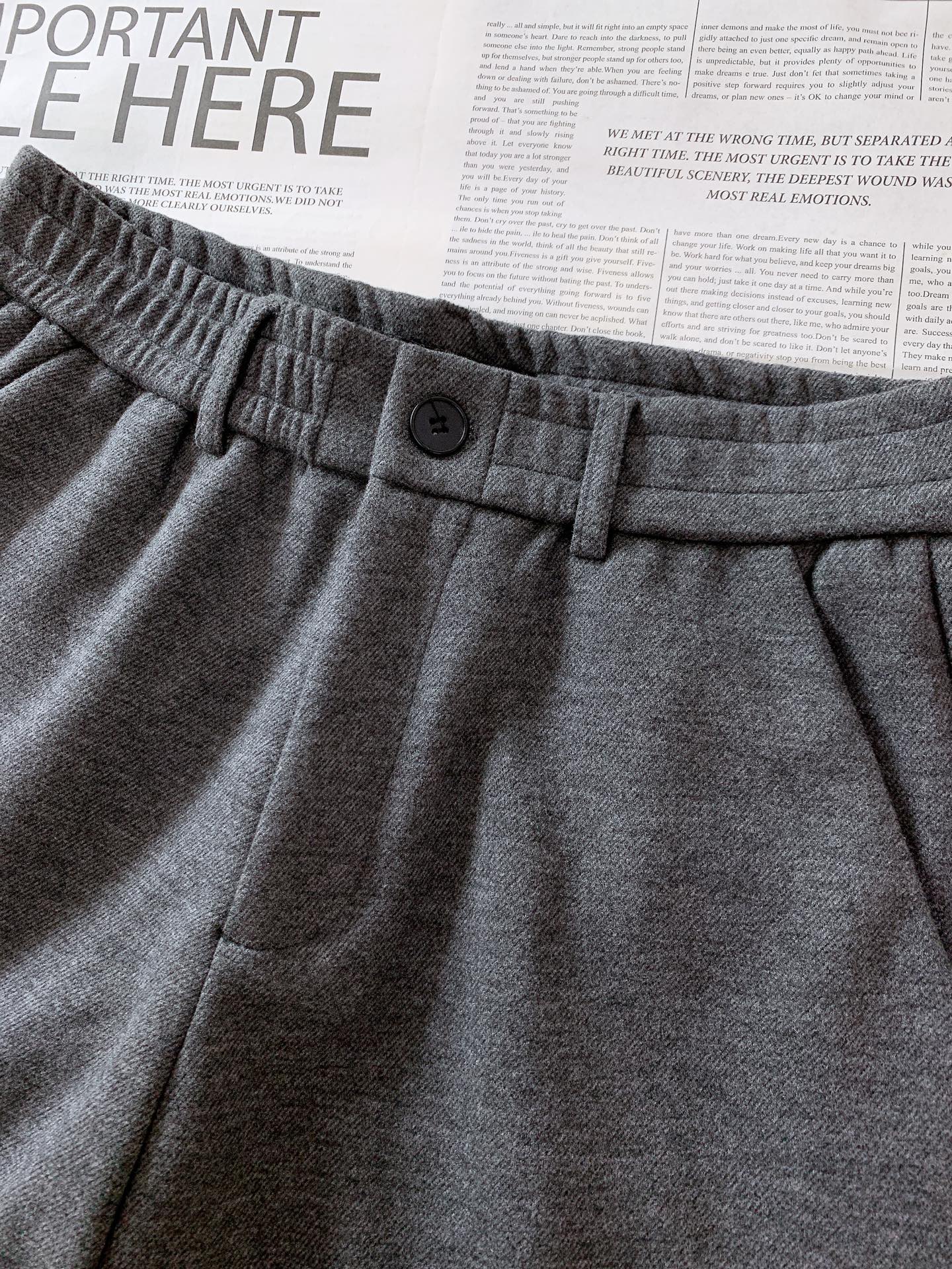 Loewe 罗意威 2025FW早秋新品 刺绣休闲裤｜慵懒与高级的双向奔赴这款休闲裤以高质感面料打造，自