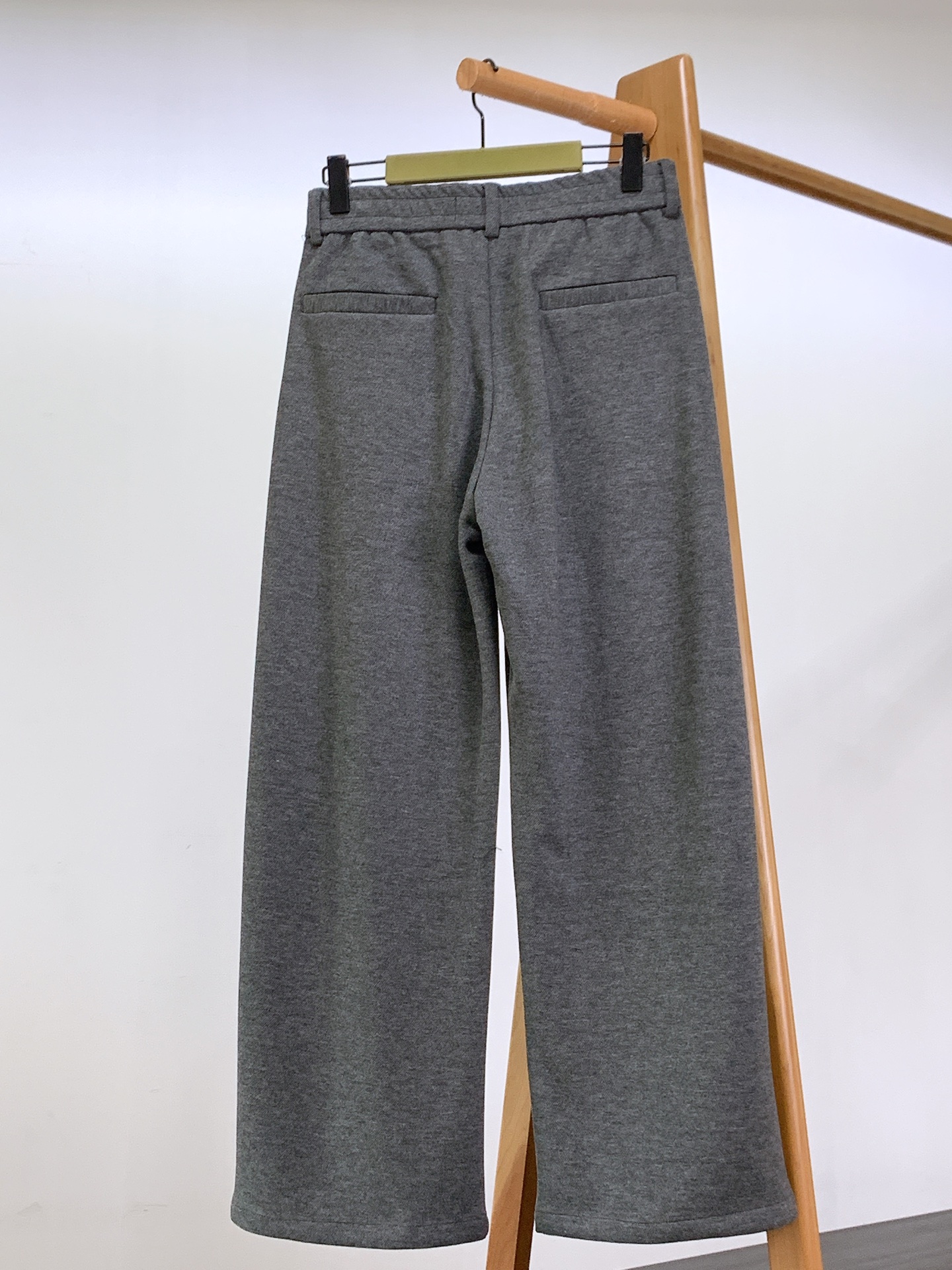 Loewe 罗意威 2025FW早秋新品 刺绣休闲裤｜慵懒与高级的双向奔赴这款休闲裤以高质感面料打造，自