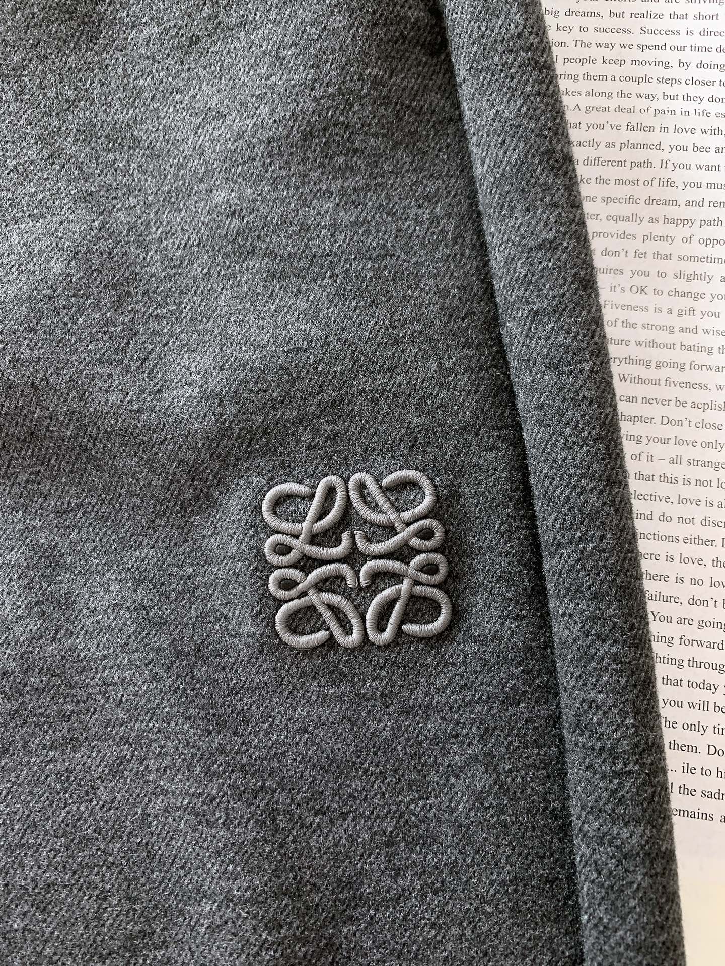 Loewe 罗意威 2025FW早秋新品 刺绣休闲裤｜慵懒与高级的双向奔赴这款休闲裤以高质感面料打造，自