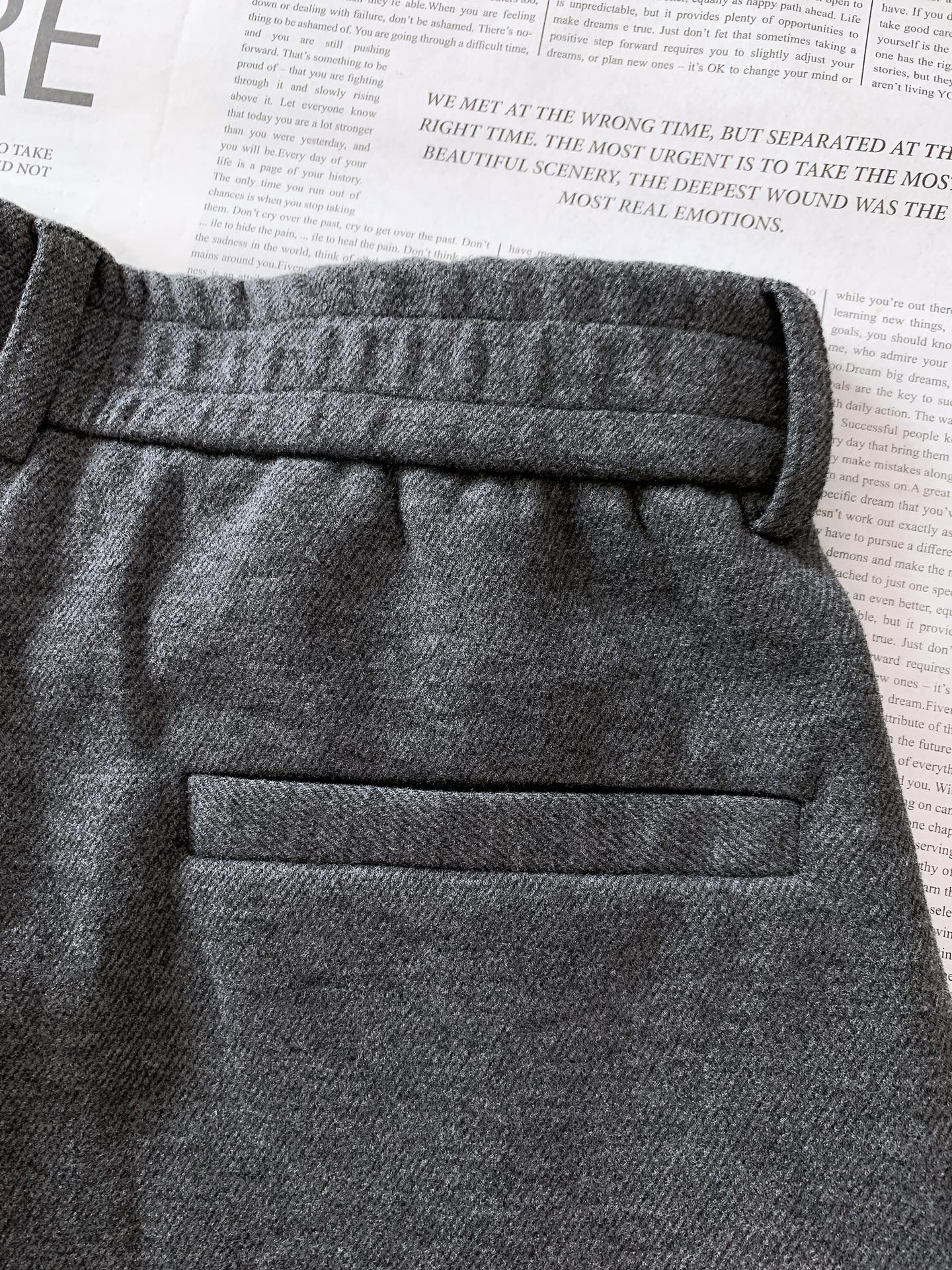 Loewe 罗意威 2025FW早秋新品 刺绣休闲裤｜慵懒与高级的双向奔赴这款休闲裤以高质感面料打造，自