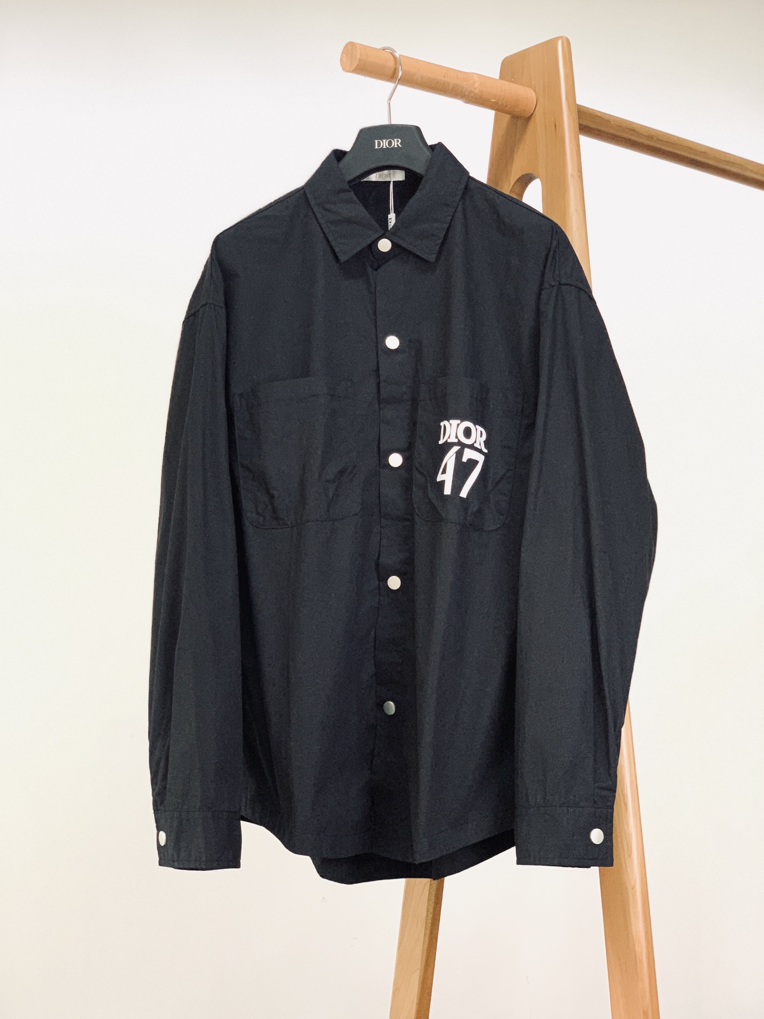 ￼ Dior Homme 迪奥·桀傲 2025FW早秋新品 “DIO* 47”衬衫外套｜黑与白的高定街头